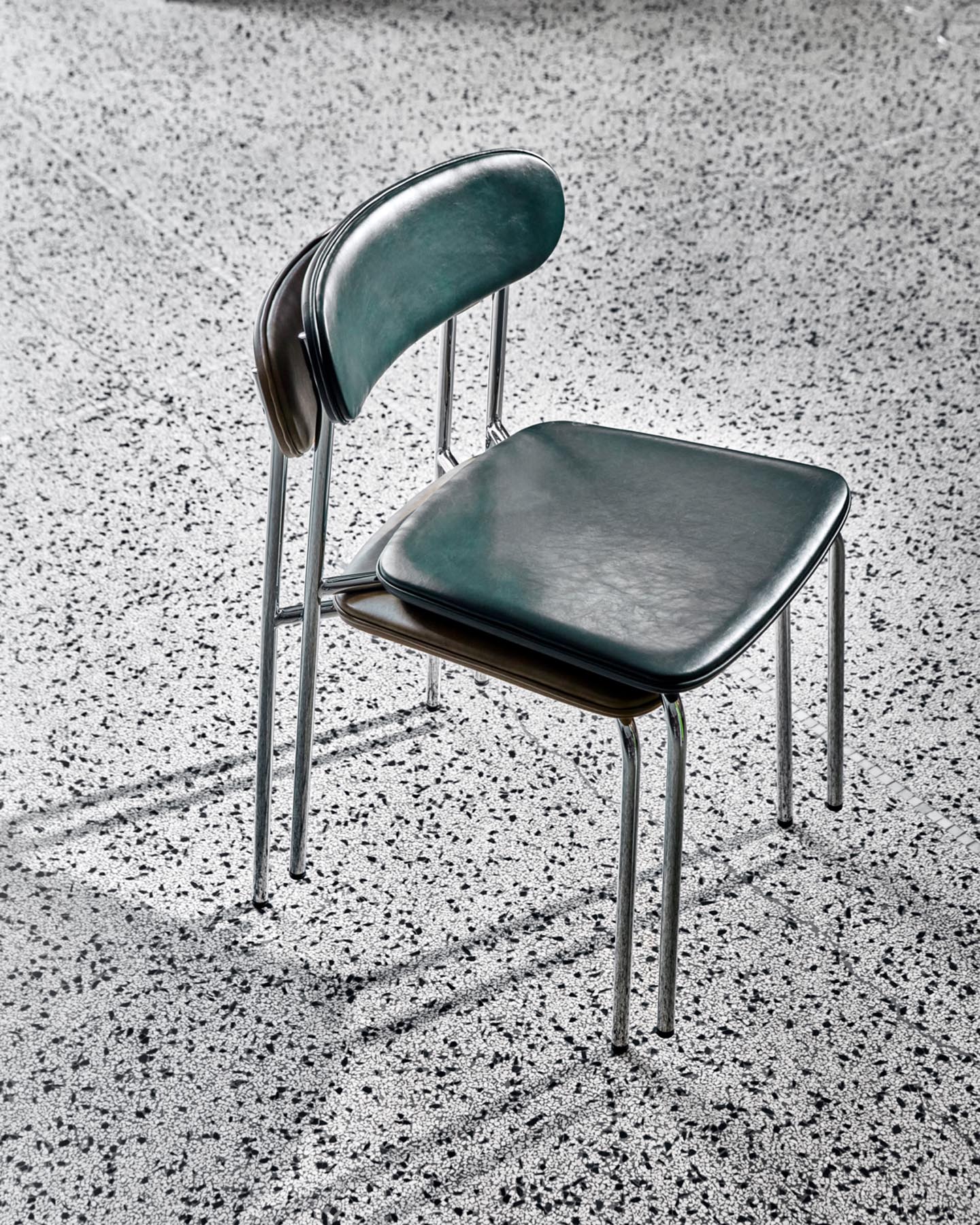 Entdecken Sie den eleganten HDPova Stuhl von House Doctor in Dunkelgrün mit Chromgestell. Ideal für Esszimmer und Küchen, vereint er Stil und Komfort.