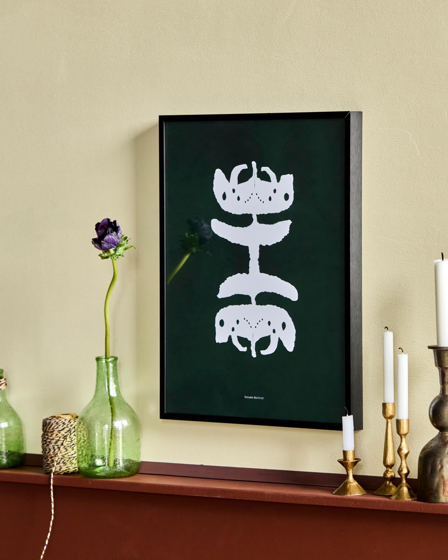 Entdecken Sie das Wandobjekt HDFairy von House Doctor in Dunkelgrün und Weiß. Ein stilvolles Kunstwerk, das Ihre Wände mit femininer Eleganz bereichert.