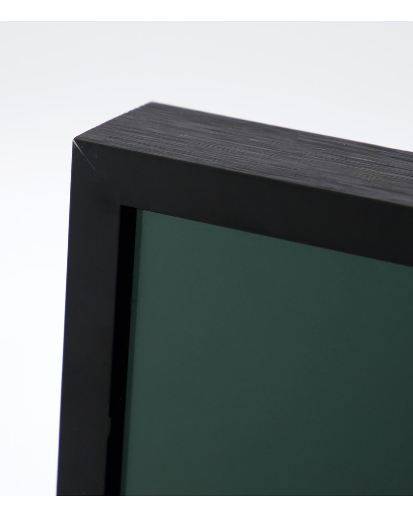 Verleihen Sie Ihrem Raum mit dem Wandobjekt HDFairy von House Doctor in Dunkelgrün und Weiß einen modernen Akzent. Ein elegantes Kunstwerk für Ihre Wände.