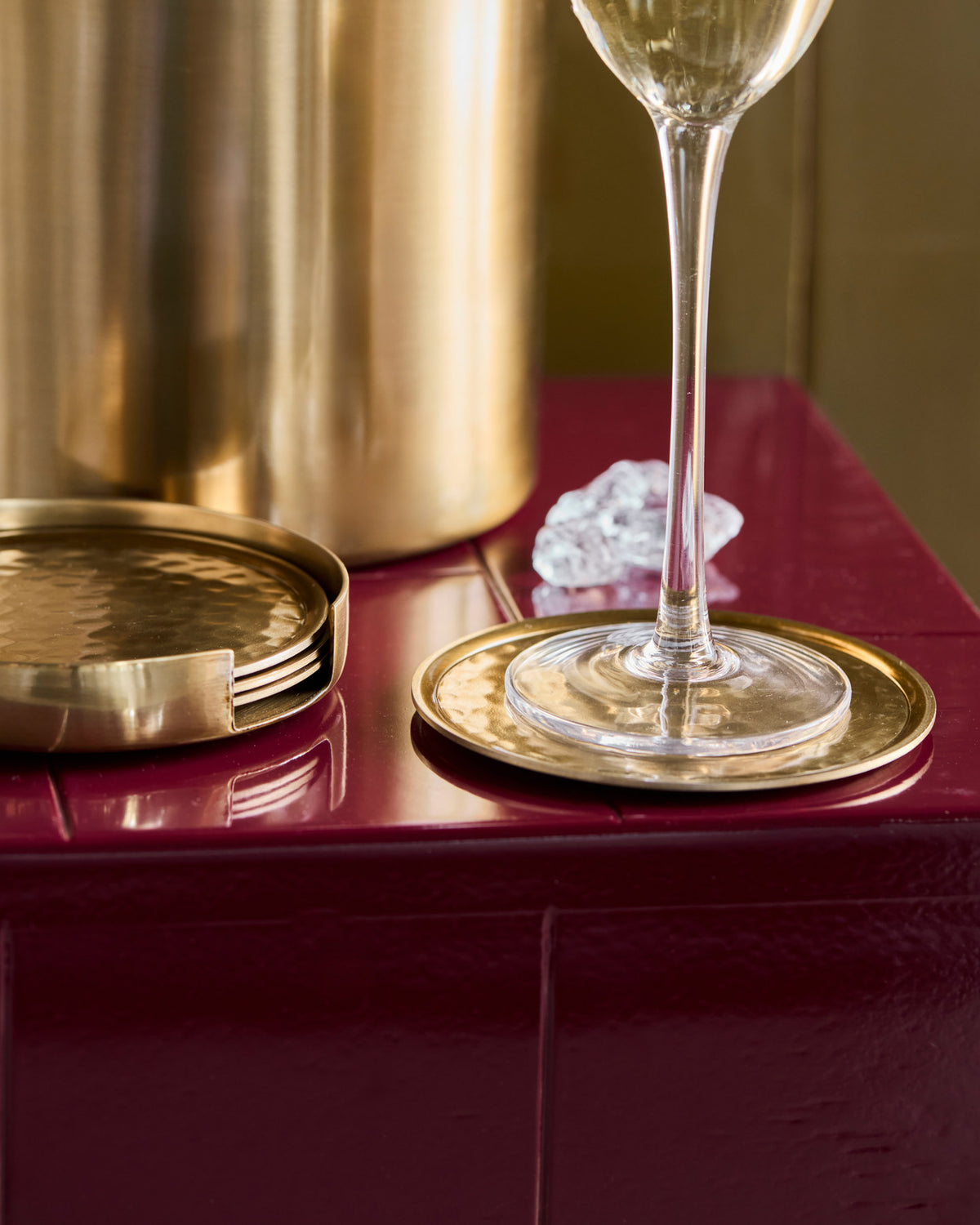 Coasters, HDHammer, Gold in Gold präsentiert im Onlineshop von KAQTU Design AG. Weinzubehör ist von House Doctor