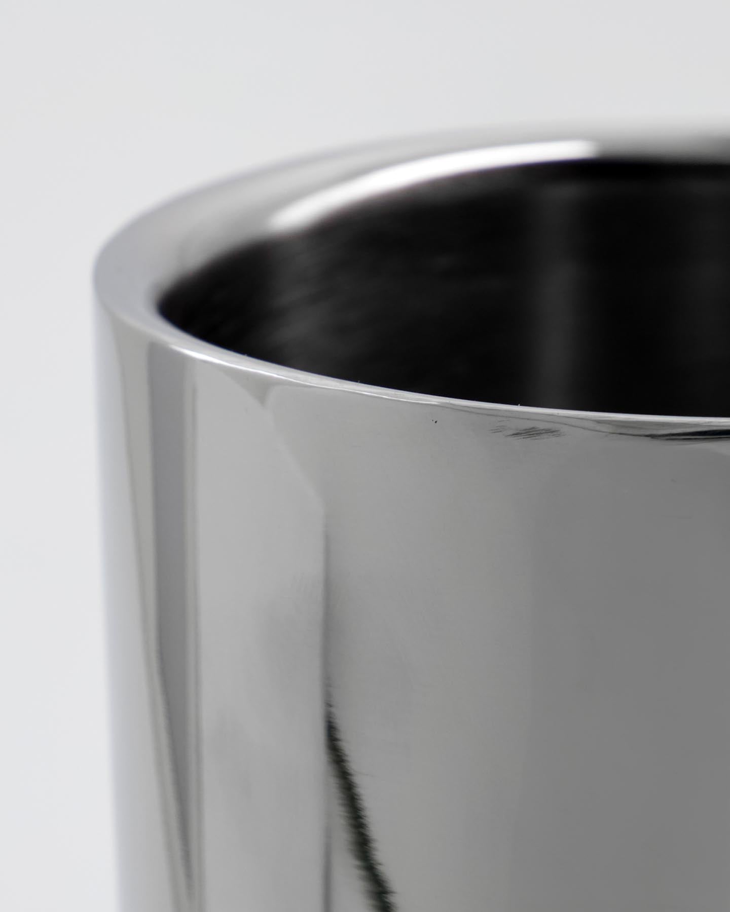 Stilvoller Weinkühler HDKett von House Doctor aus Edelstahl mit edlem Silber-Finish. Perfekt für jede Feier und hält Ihren Wein optimal kühl.