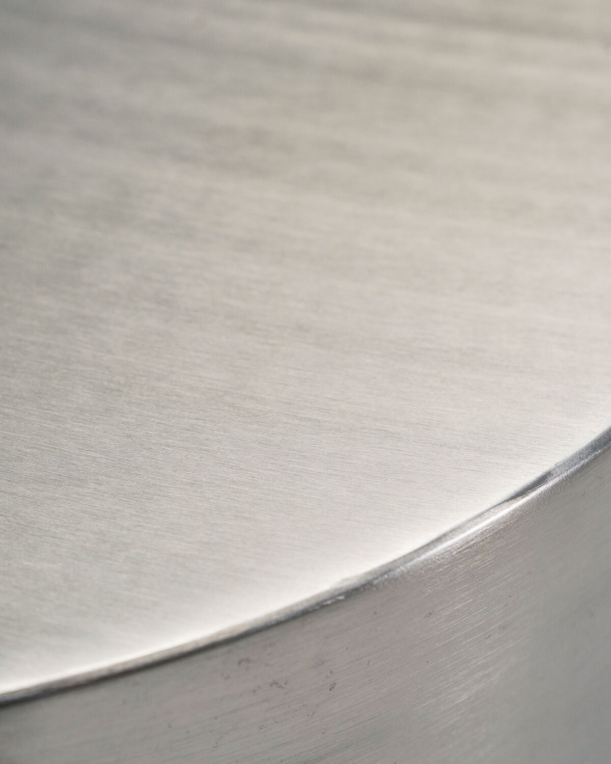 Moderner Beistelltisch mit gebürstetem Silber-Finish von House Doctor, perfekt für zeitgemäße Wohnräume und als praktisches Möbelstück.