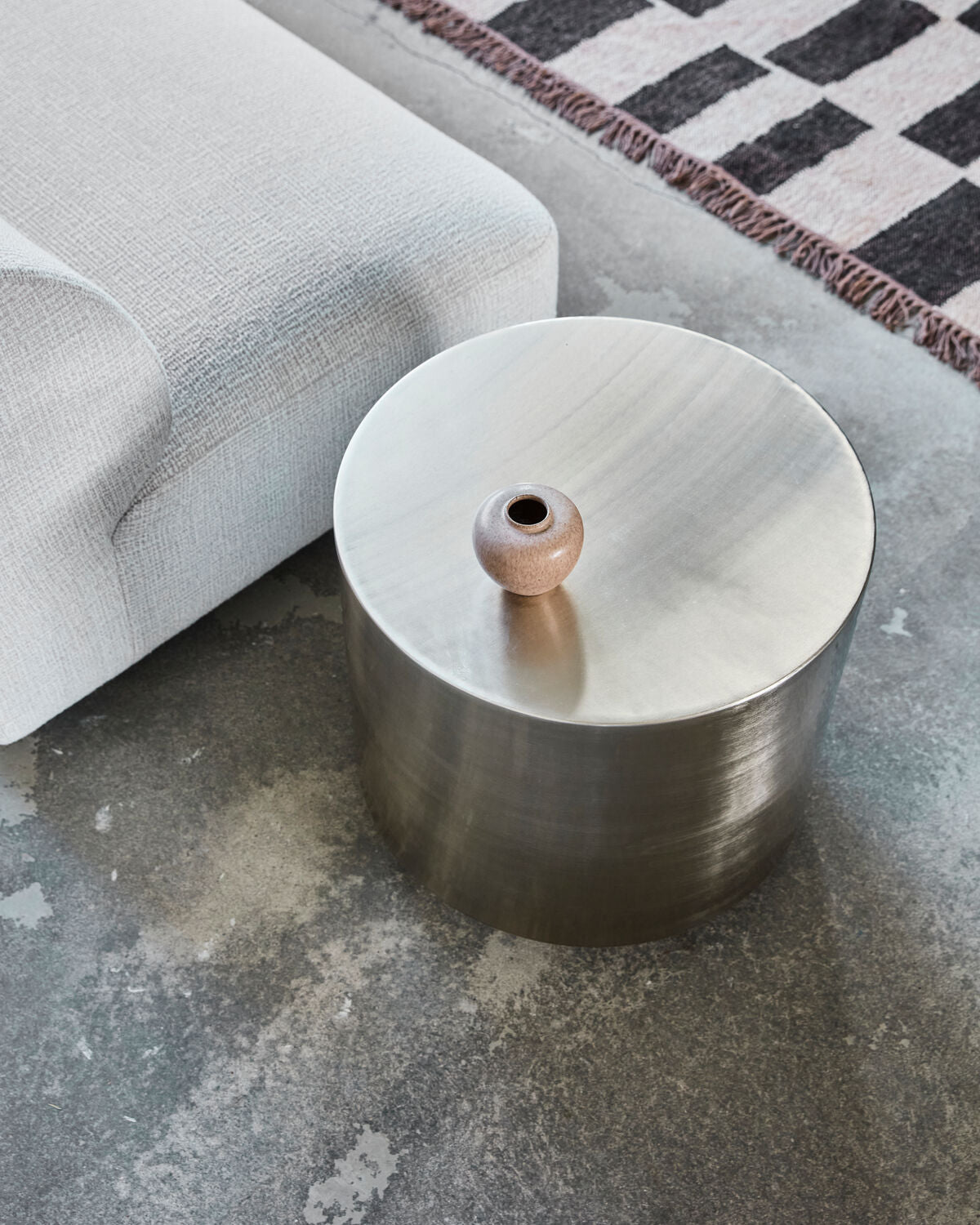Eleganter Beistelltisch in gebürstetem Silber-Finish von House Doctor, ideal für stilvolle Akzente in jedem Raum.