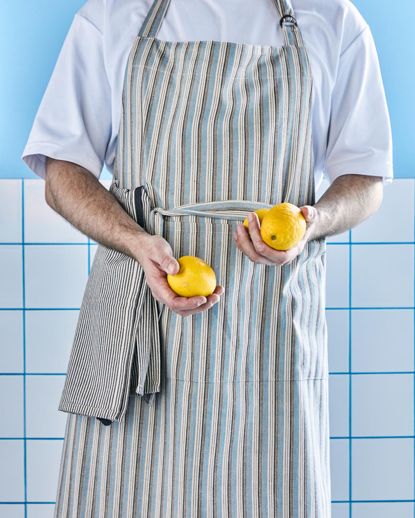 Entdecken Sie die elegante HDCook Schürze in Blau und Sand von House Doctor. Hochwertige Baumwolle, praktisches Design und stilvolle Akzente für Ihre Küche.