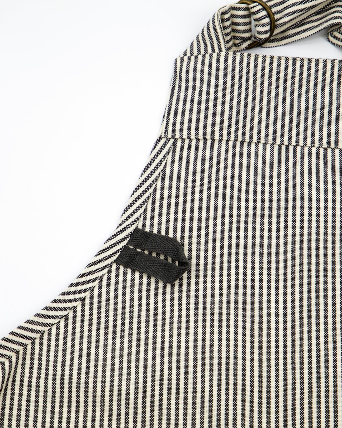 Verleihen Sie Ihrer Küche mit der HDCook Schürze in Dunkelgrau von House Doctor einen Hauch von Eleganz. Praktisch und stilvoll, aus 100 % Baumwolle.