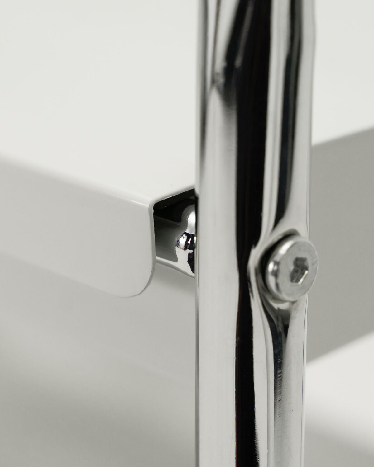 Moderner Trolley in Off-White mit glänzenden Chromdetails, perfekt für elegante Anlässe und als praktischer Begleiter im Zuhause.
