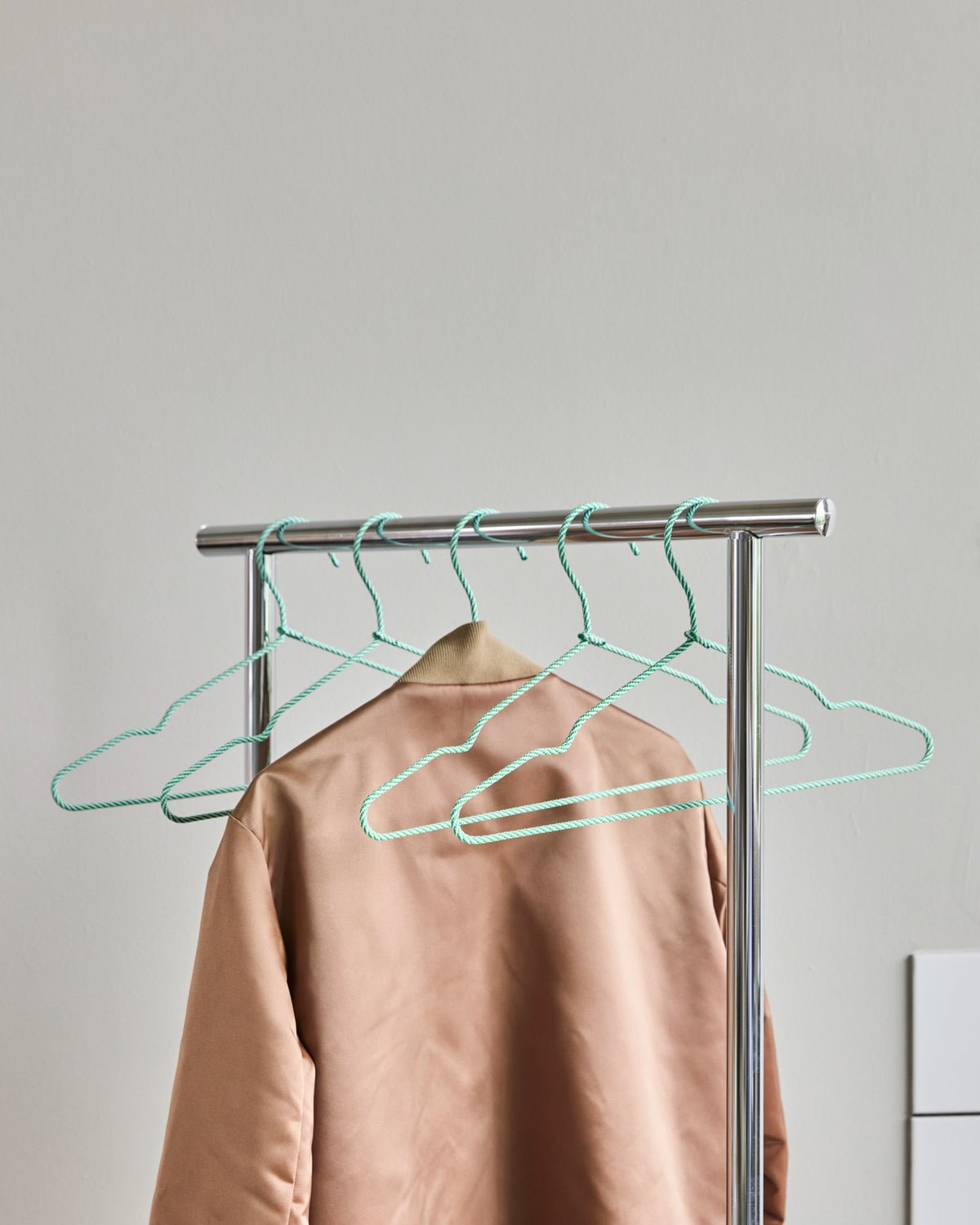 Kleiderbügel, HDWire, Grün in Green präsentiert im Onlineshop von KAQTU Design AG. Kleiderhaken ist von House Doctor