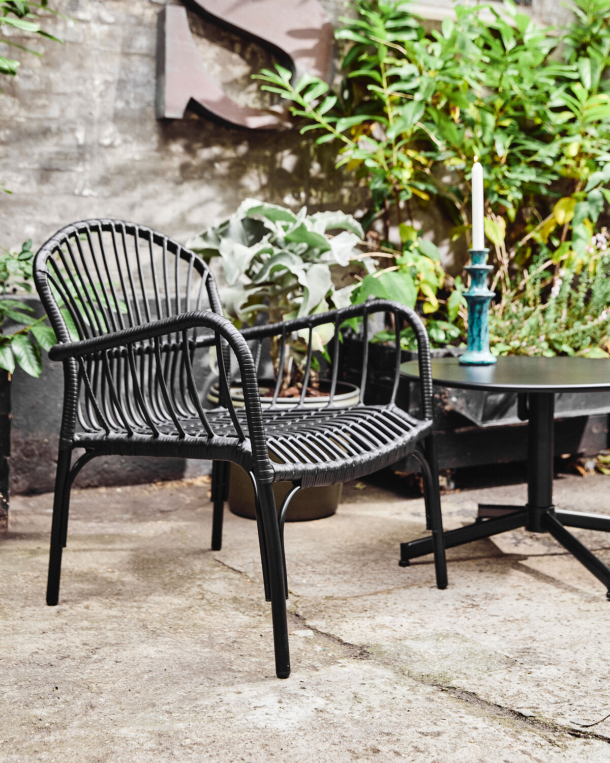 Eleganter schwarzer Loungesessel HDBrea von House Doctor, ideal für entspannte Stunden im Freien, stilvolles Design für jeden Garten.