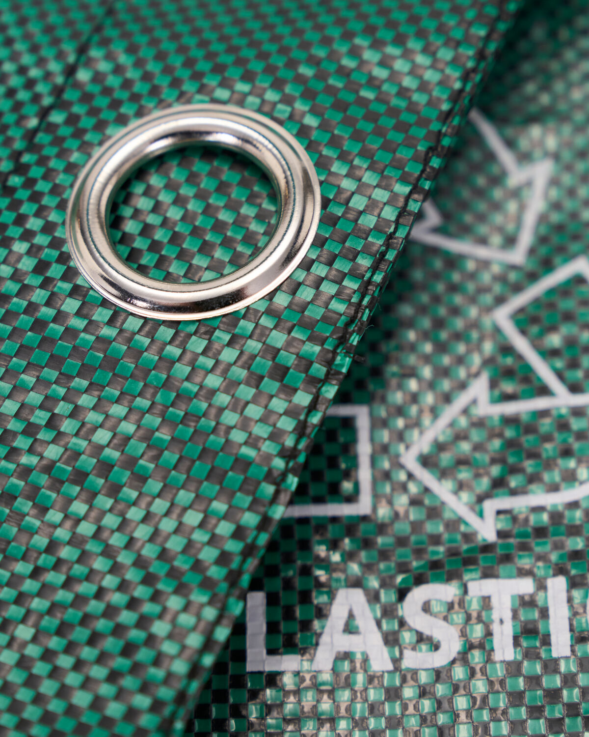 Moderne grüne Umhängetasche aus recyceltem Material von House Doctor, ideal für nachhaltige Mode und vielseitige Alltagslooks.