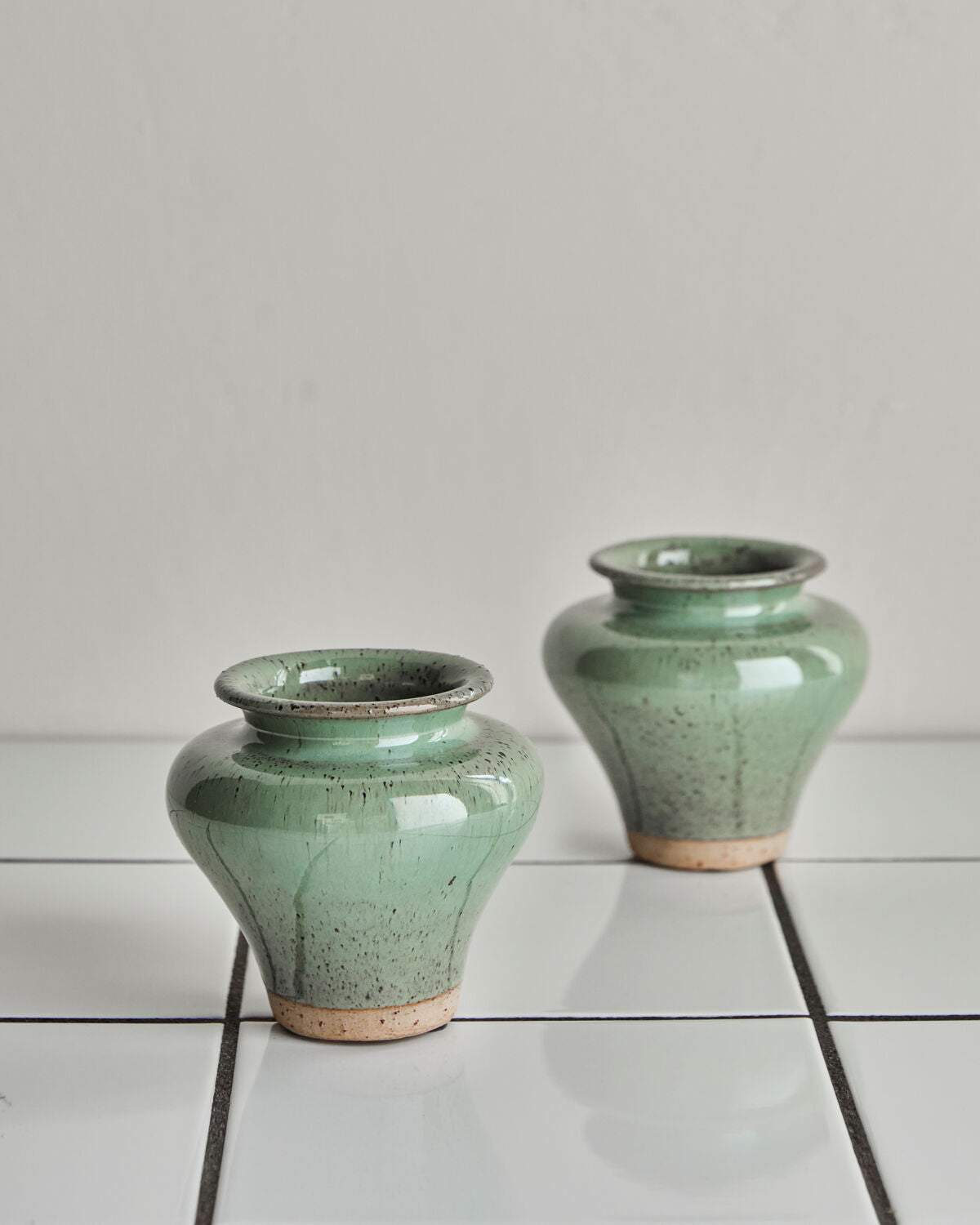 Elegante grüne Vase HDKolo von House Doctor, ideal für stilvolle Blumenarrangements und moderne Wohnakzente.