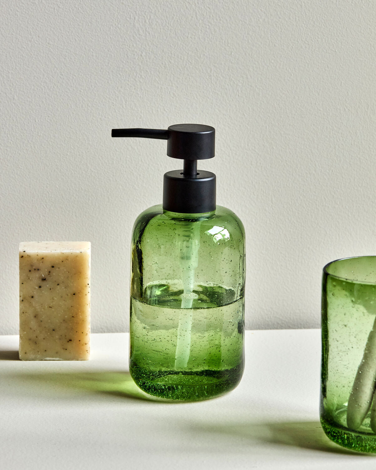 Eleganter grüner Seifenspender von House Doctor, ideal für stilvolle Badezimmergestaltung und praktische Handhabung.
