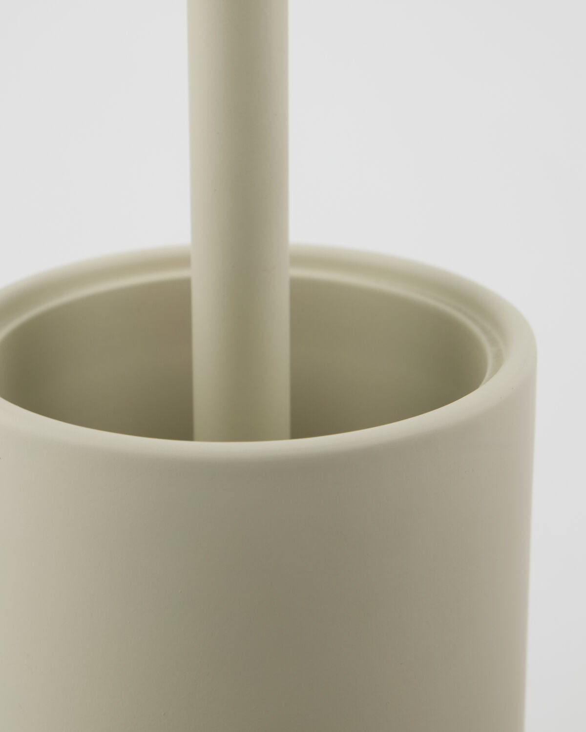 Stilvolle Toilettenbürste in sanftem Off-White von House Doctor, vereint modernes Design mit praktischer Anwendung für jedes Badezimmer.