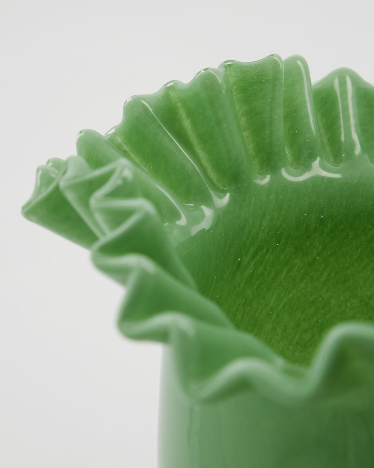 Stilvolle grüne Vase HDFlee von House Doctor, perfekt für kreative Blumendekorationen und als modernes Wohnaccessoire.