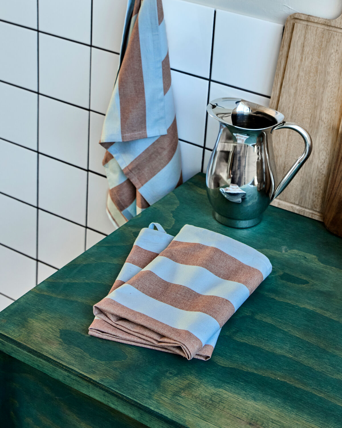 Elegante Geschirrhandtücher in Hellblau und Braun von House Doctor, ideal für die Küche. Stilvolles Design und hohe Funktionalität vereint.