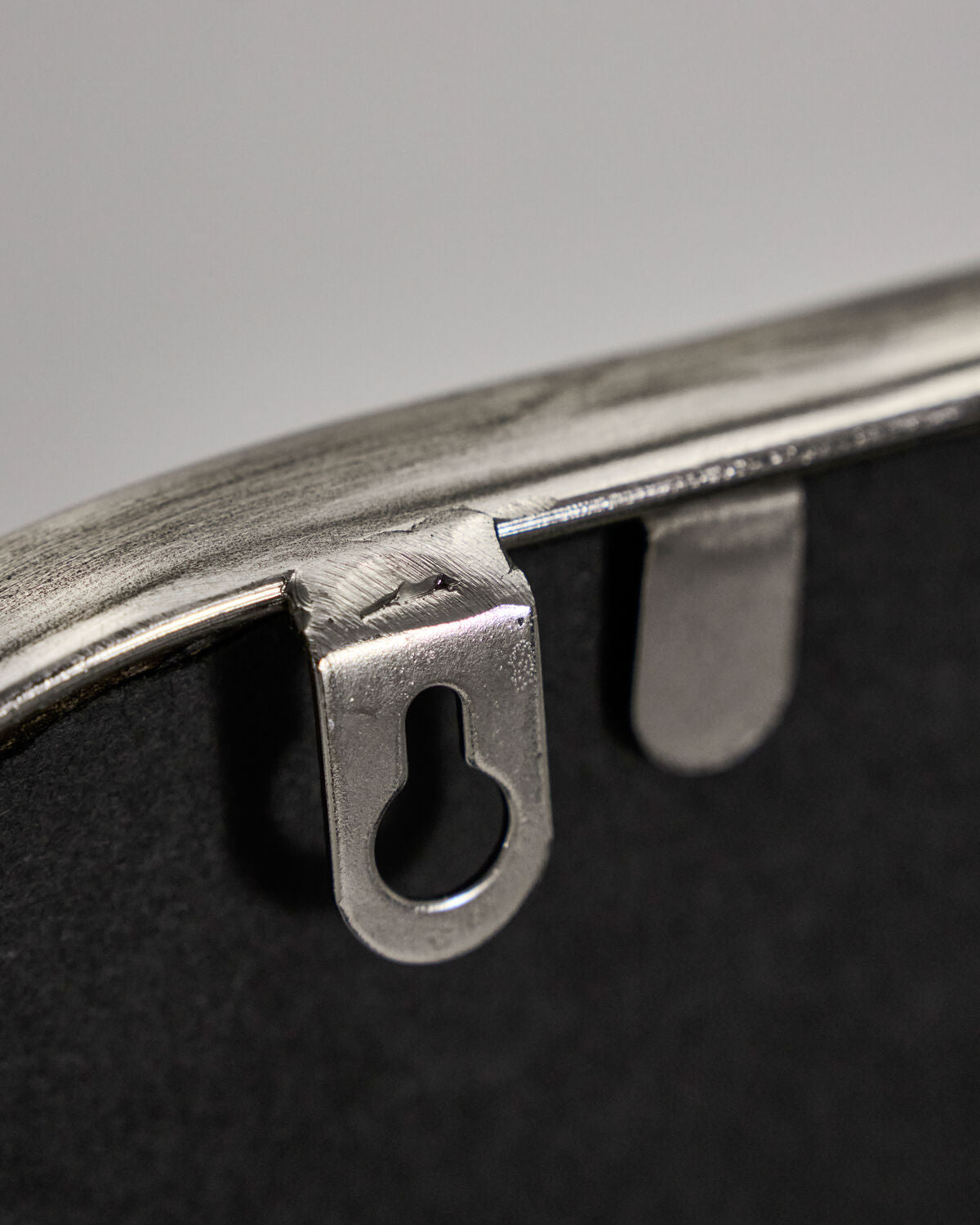 Eleganter Wandspiegel mit gebürstetem Silber-Finish von House Doctor, ideal für eine zeitgemäße Raumgestaltung und stilvolle Reflexion.