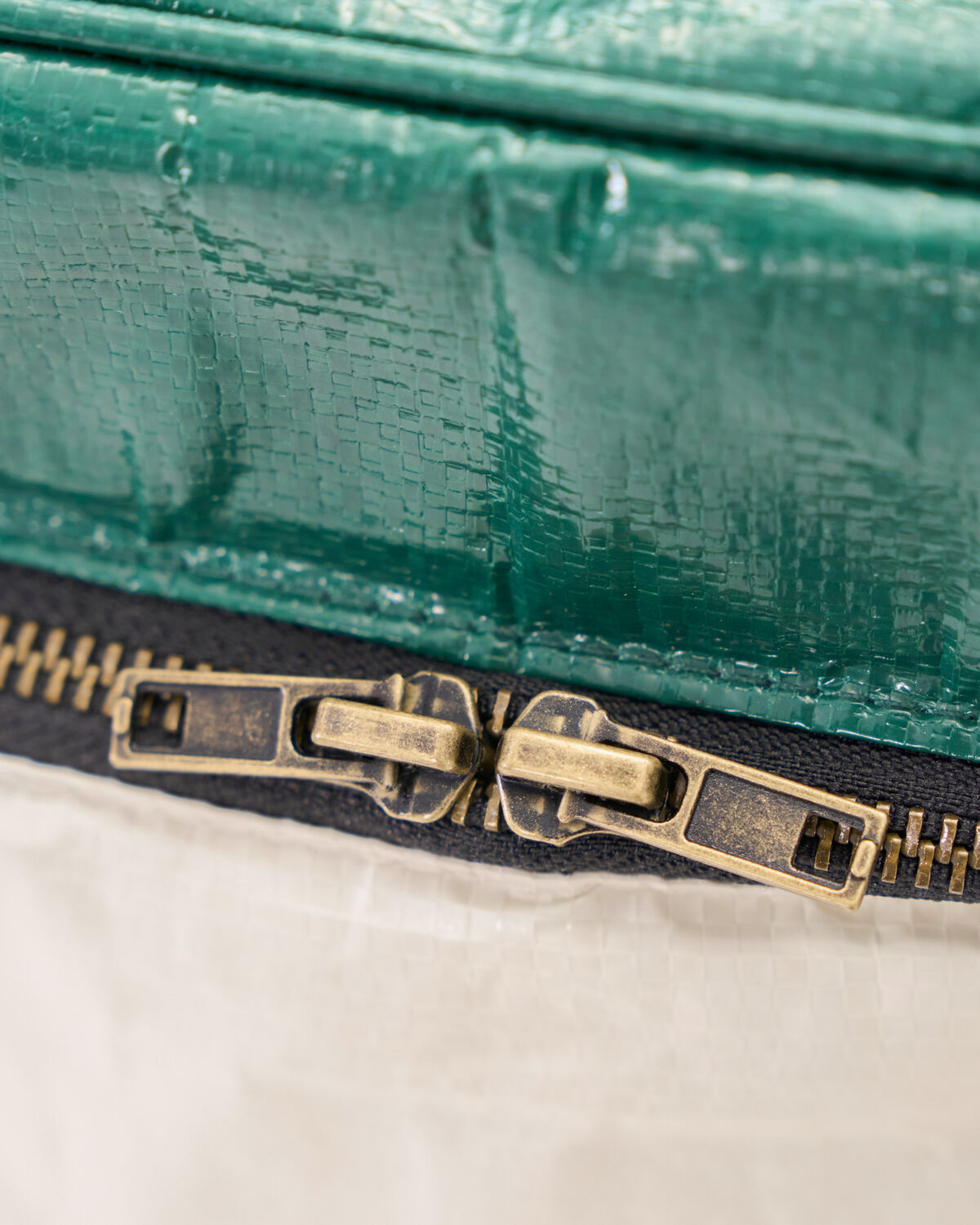 Elegante Kühltasche von House Doctor in Sand und Dunkelgrün, perfekt für Outdoor-Aktivitäten, kombiniert Funktionalität mit modernem Stil.