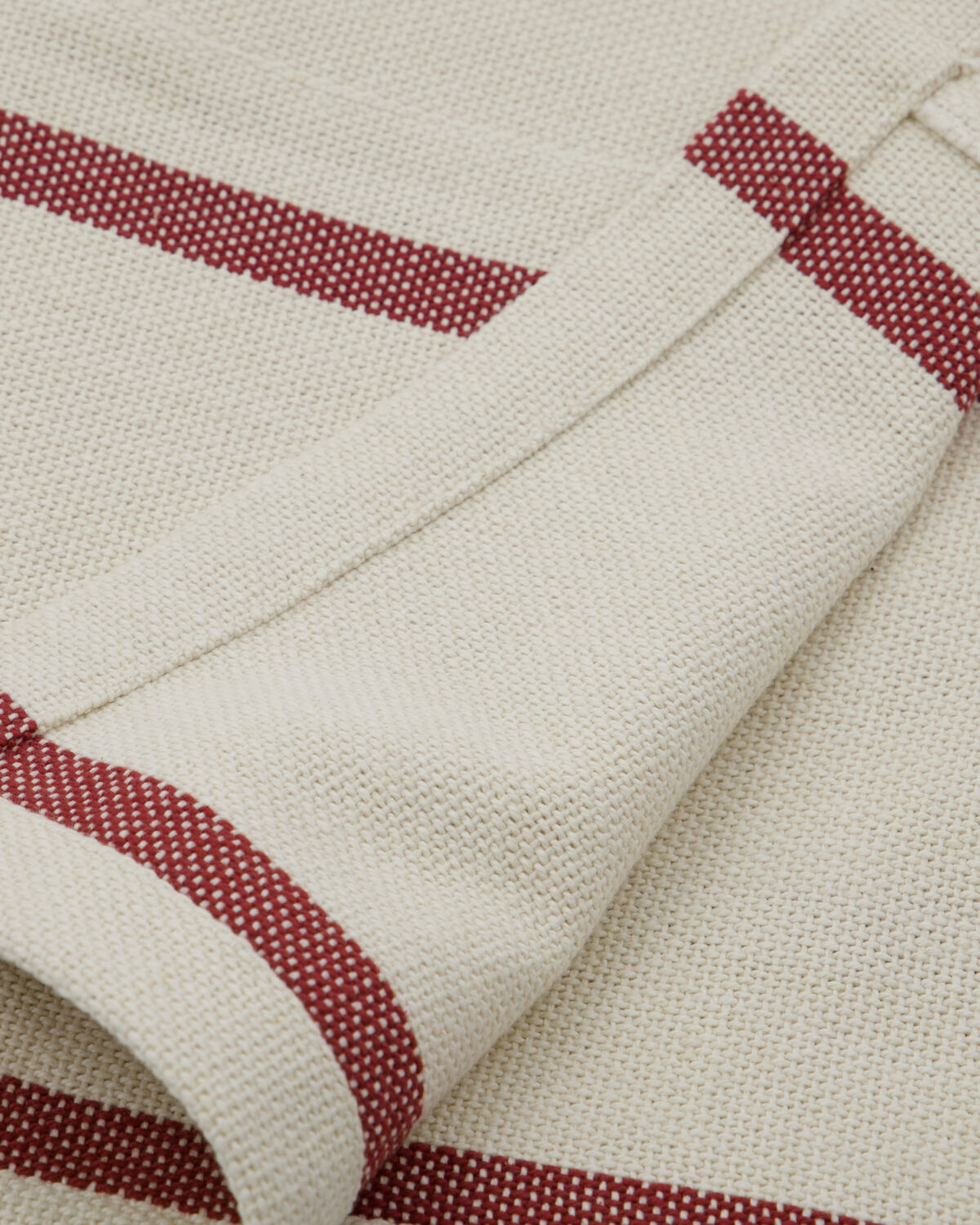 Hochwertige Tagesdecke in sanftem Off-White von House Doctor, perfekt für ein modernes Zuhause und vielseitige Dekorationsmöglichkeiten.