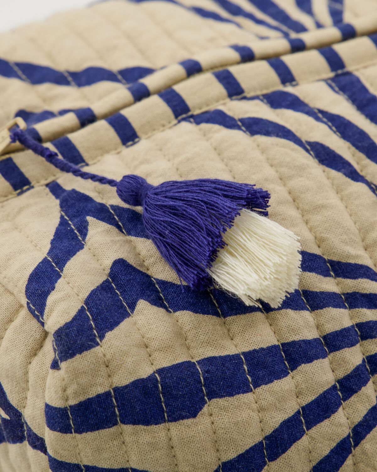 Stilvolle Kulturtasche in Blau von House Doctor, perfekt für die Organisation von Kosmetik und Pflegeartikeln, funktional und modern.