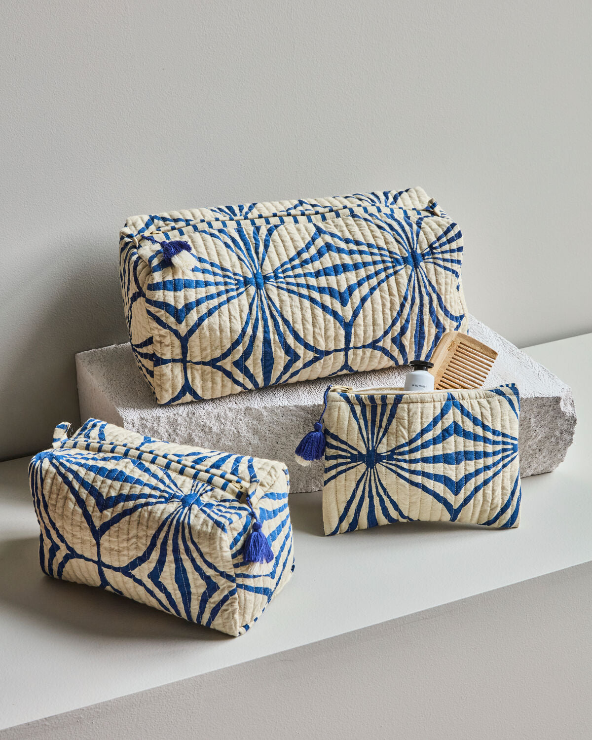Elegante blaue Kulturtasche von House Doctor, ideal für die Aufbewahrung von Badzubehör und Pflegeprodukten, stilvoll und praktisch.