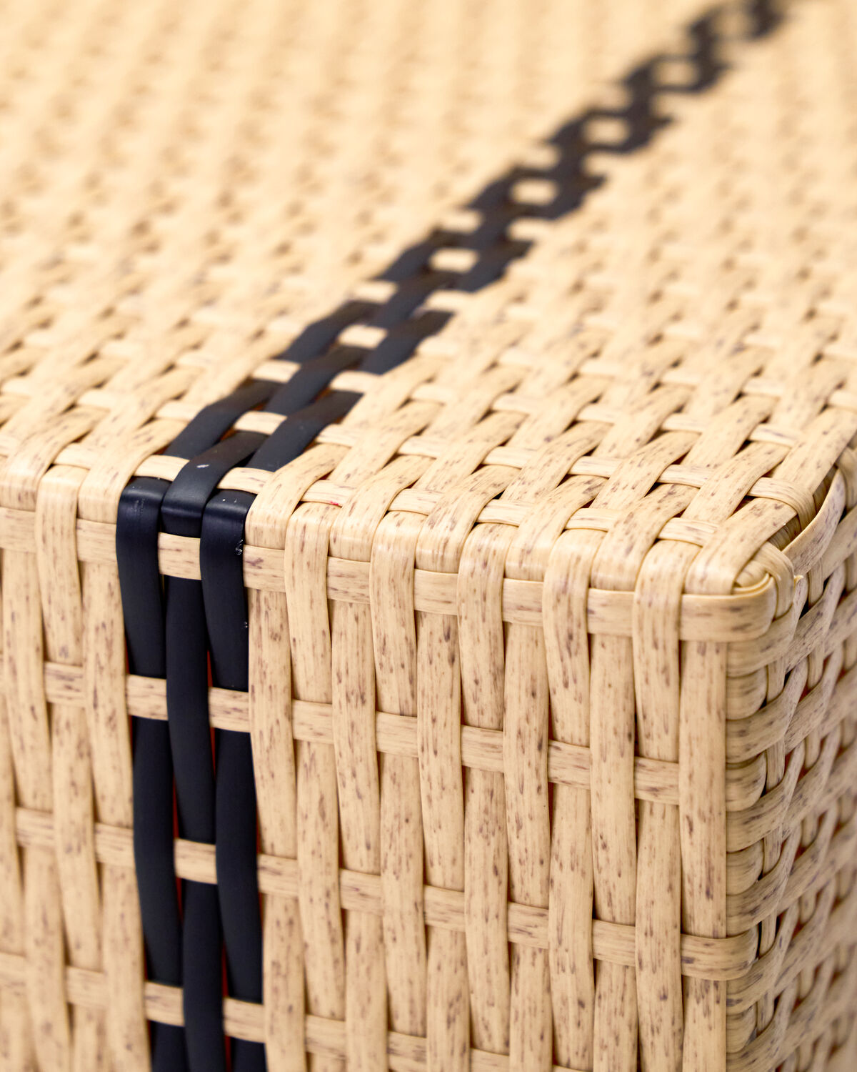 Stylischer Outdoor-Loungesessel HDJass in Natur und Schwarz, perfekt für gemütliche Momente im Garten oder auf der Terrasse.