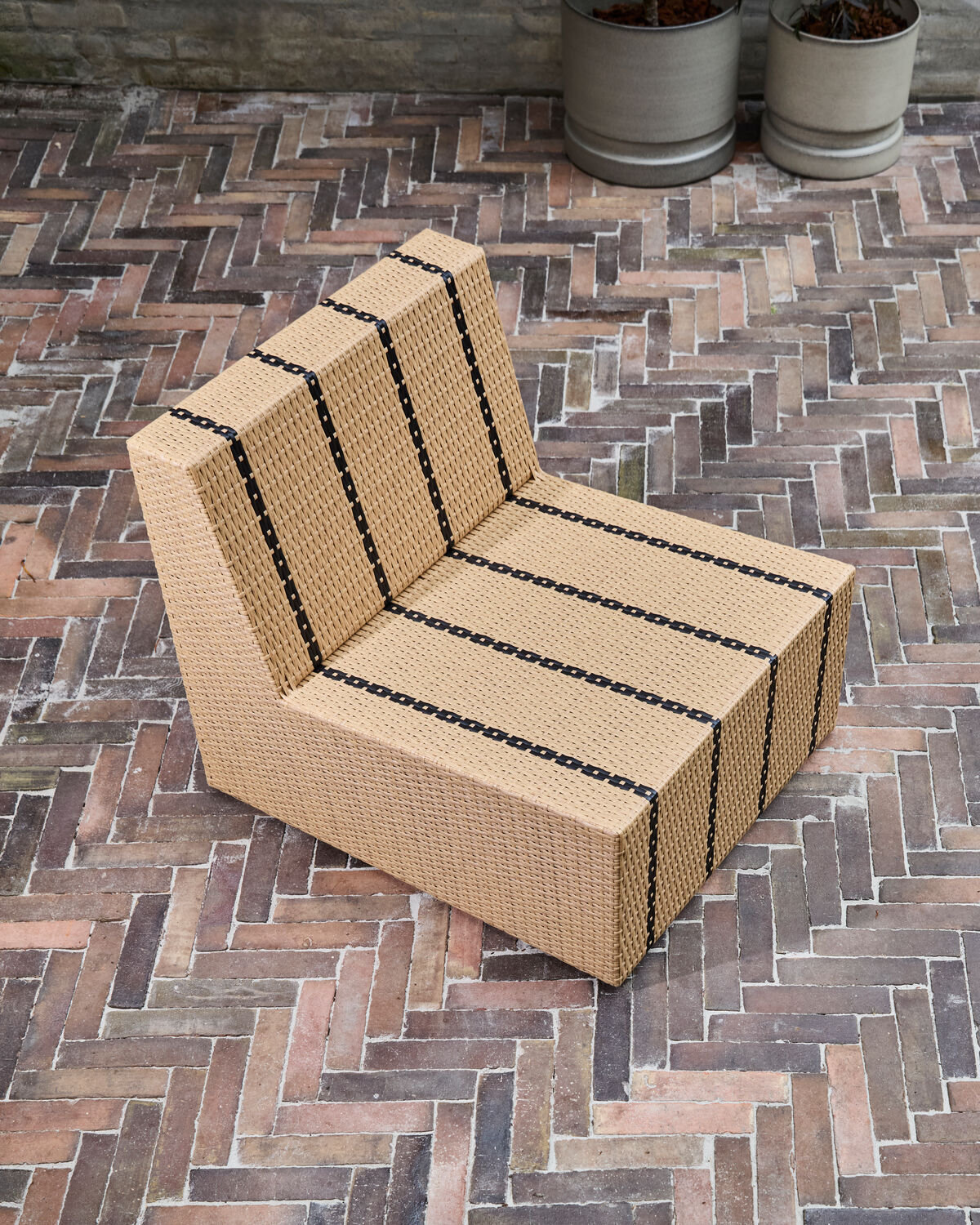 Eleganter Loungesessel HDJass in Natur und Schwarz, ideal für entspannte Stunden im Freien, von House Doctor.
