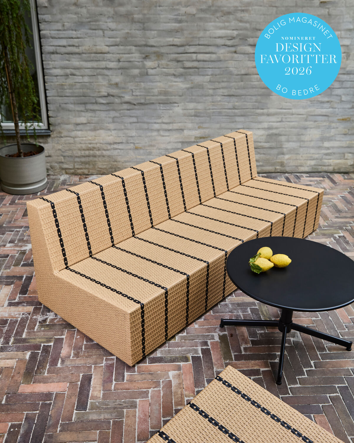 Elegantes Loungesofa in Natur und Schwarz von House Doctor, ideal für stilvolle Entspannung im Innen- und Außenbereich.