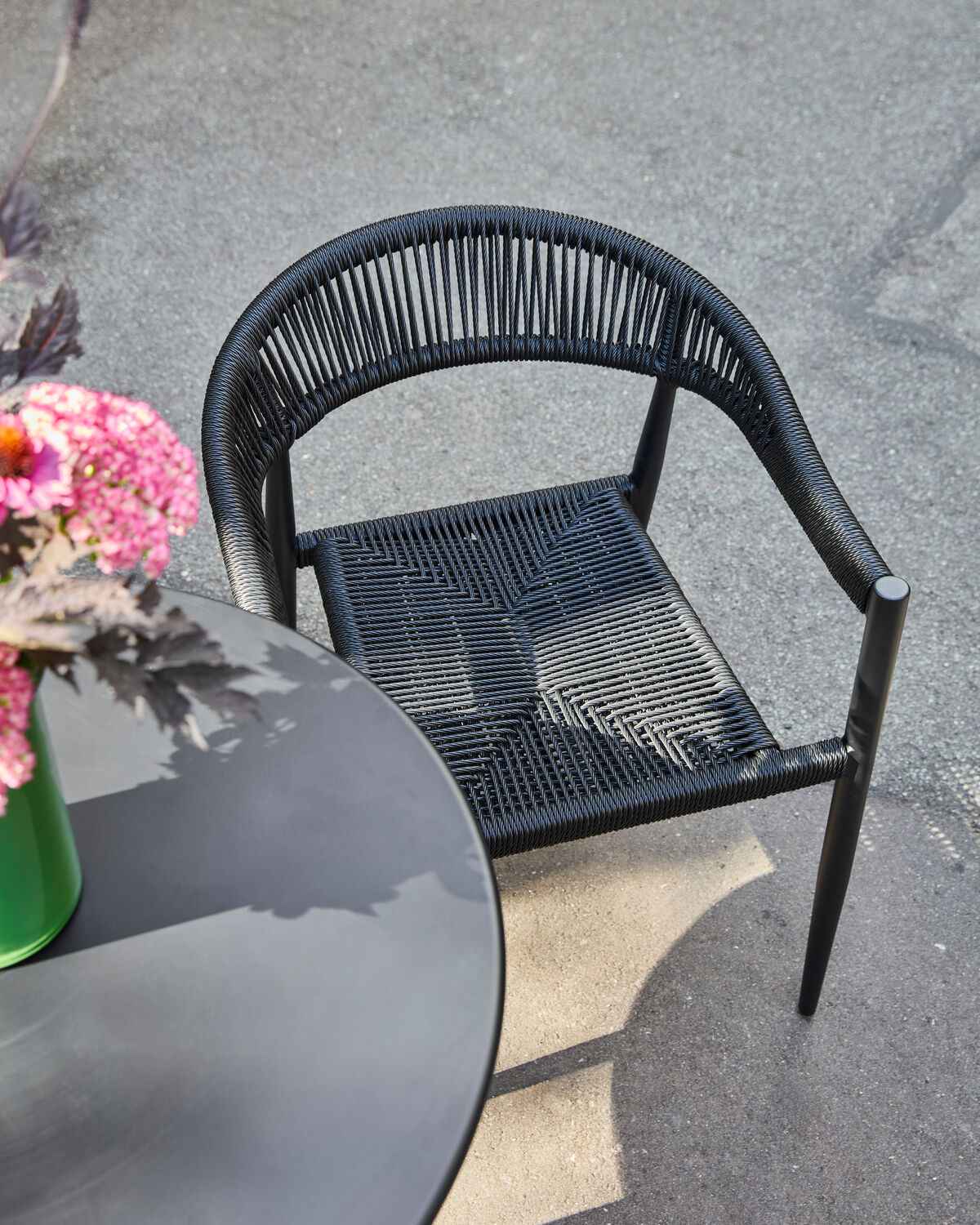 Eleganter schwarzer Gartenstuhl HDCoon von House Doctor, ideal für stilvolle Außenbereiche und entspannte Stunden im Freien.