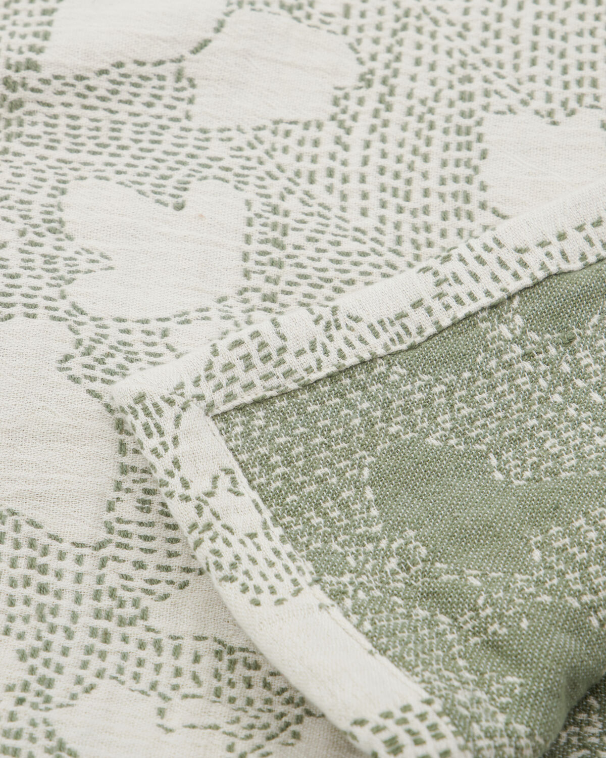 Elegante Tagesdecke in sanften Off-White- und Khaki-Tönen von House Doctor, perfekt für ein modernes und einladendes Ambiente.