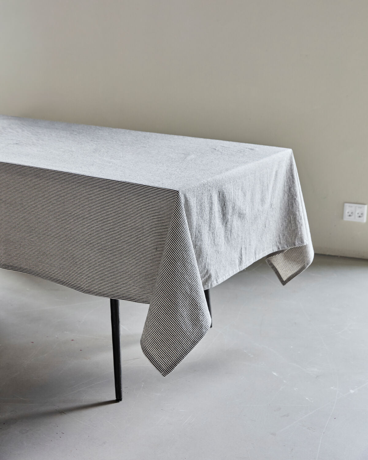 Elegante Tischdecke HDBlock in Sand und Schwarz von House Doctor, ideal für stilvolle Tischdekorationen und besondere Anlässe.