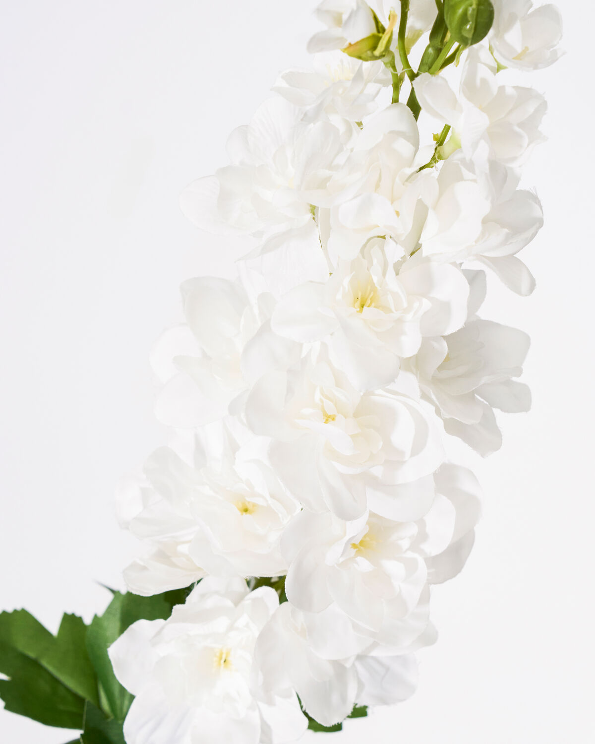 Schlichte weiße HDDelphinium Kunstblume von House Doctor, perfekt für eine zeitlose und pflegeleichte Raumgestaltung.
