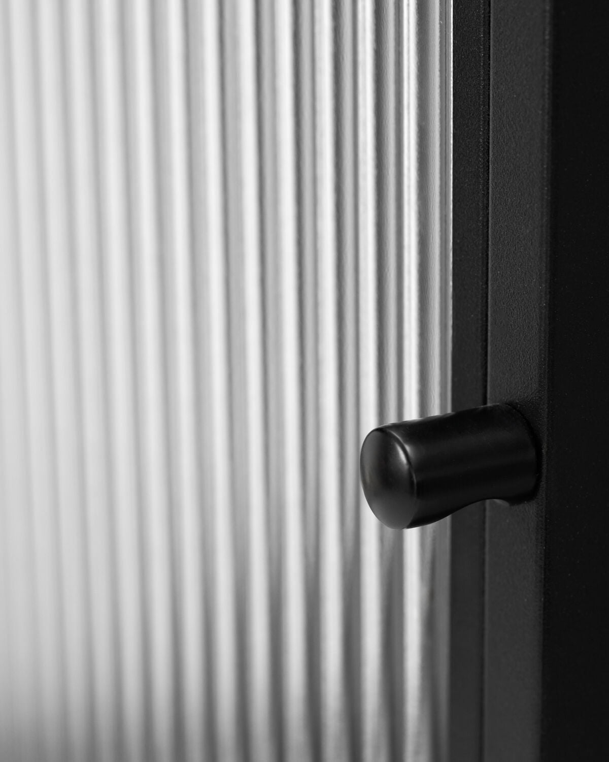 Moderner HDCabin Schrank in Schwarz von House Doctor, perfekt für die Präsentation von Dekoration und Geschirr in jedem Zuhause.