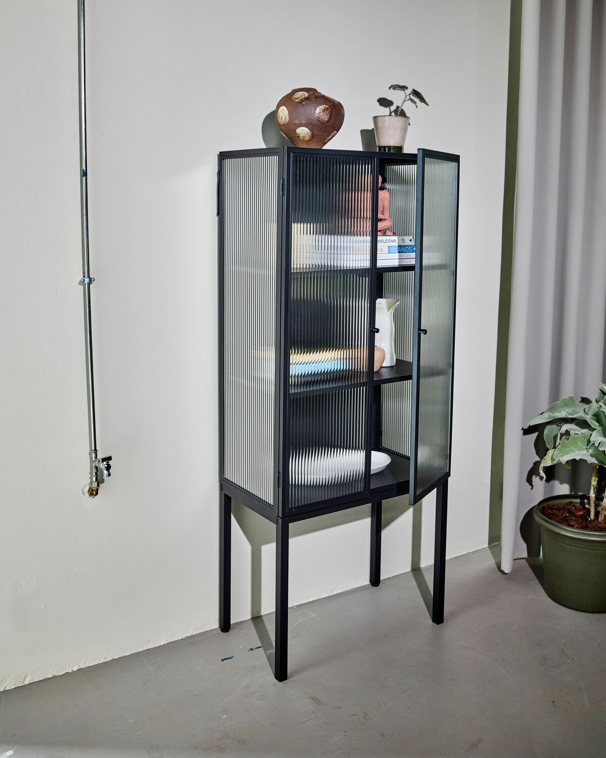 Eleganter schwarzer Schrank HDCabin von House Doctor, ideal als stilvolle Vitrine für moderne Wohnräume.
