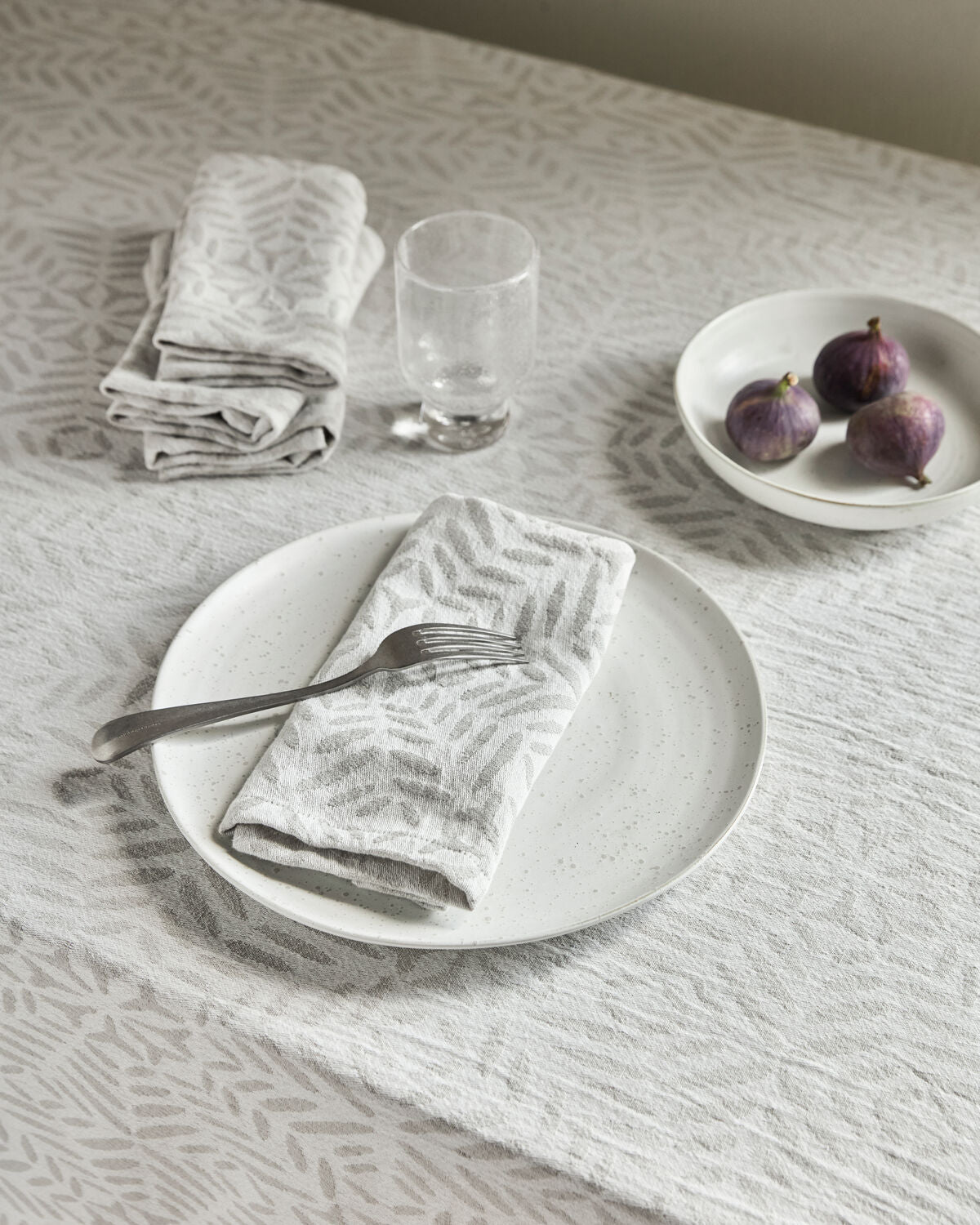 Elegante Servietten in Weiß und Grau von House Doctor, ideal für stilvolle Tischdekorationen und besondere Anlässe.