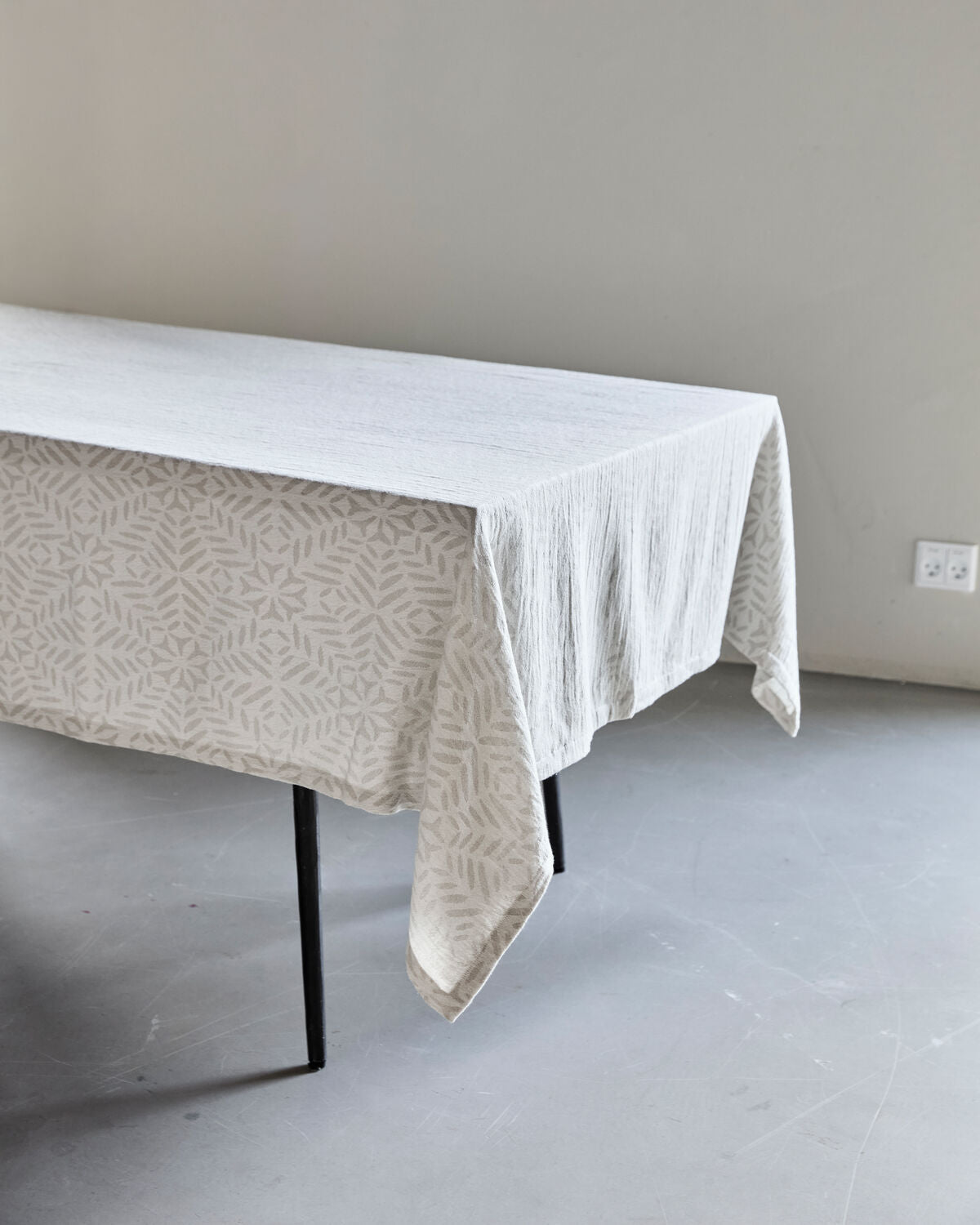 Stilvolle Tischdecke in sanften Weiß- und Grautönen von House Doctor, perfekt für festliche Anlässe und geschmackvolle Tischgestaltungen.
