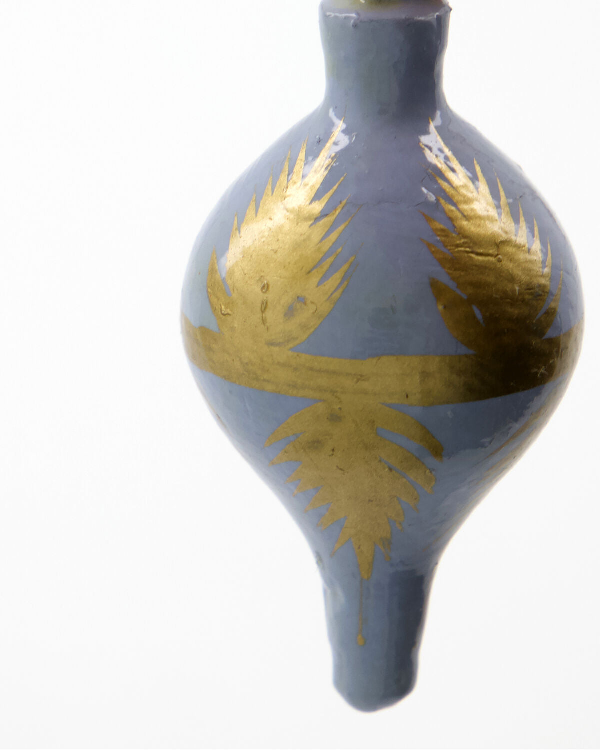 Stilvoller Weihnachtsbaumschmuck von House Doctor in edlen Farben wie Schwarz, Weiß, Gold, Blau und Grün, perfekt für festliche Anlässe.