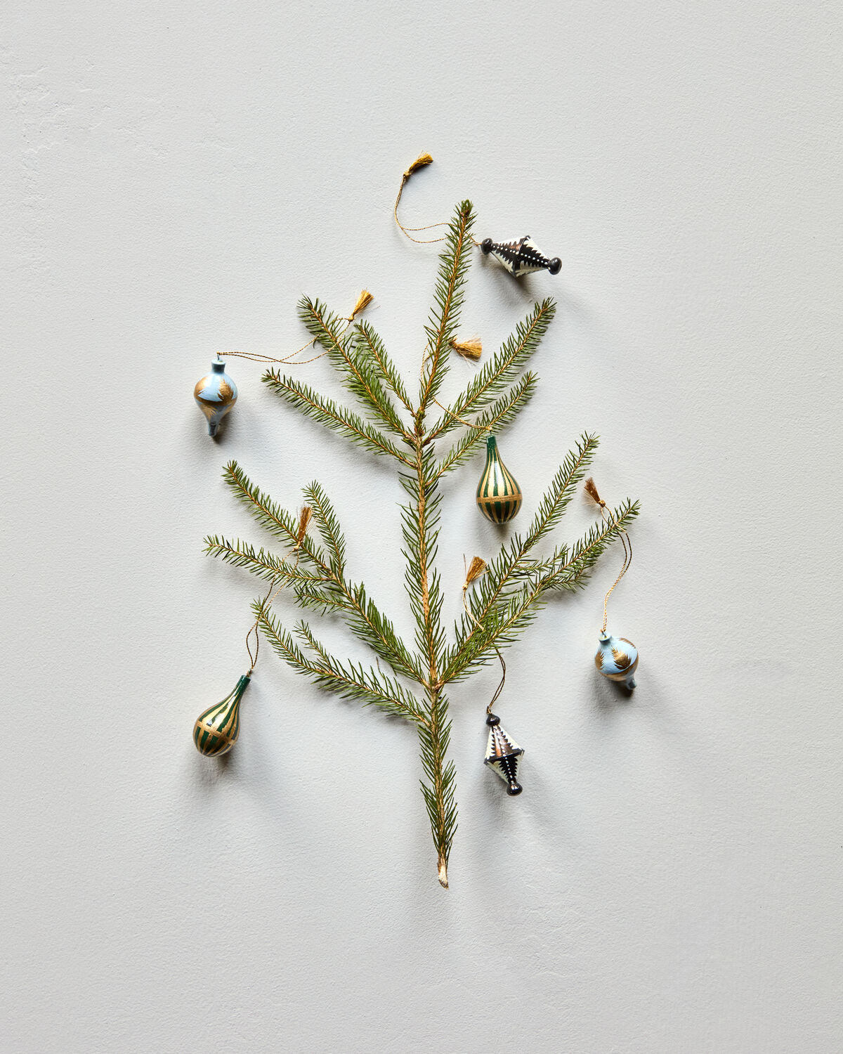 Eleganter Weihnachtsschmuck von House Doctor in Schwarz, Weiß, Gold, Blau und Grün, ideal für festliche Dekorationen und stimmungsvolle Akzente.