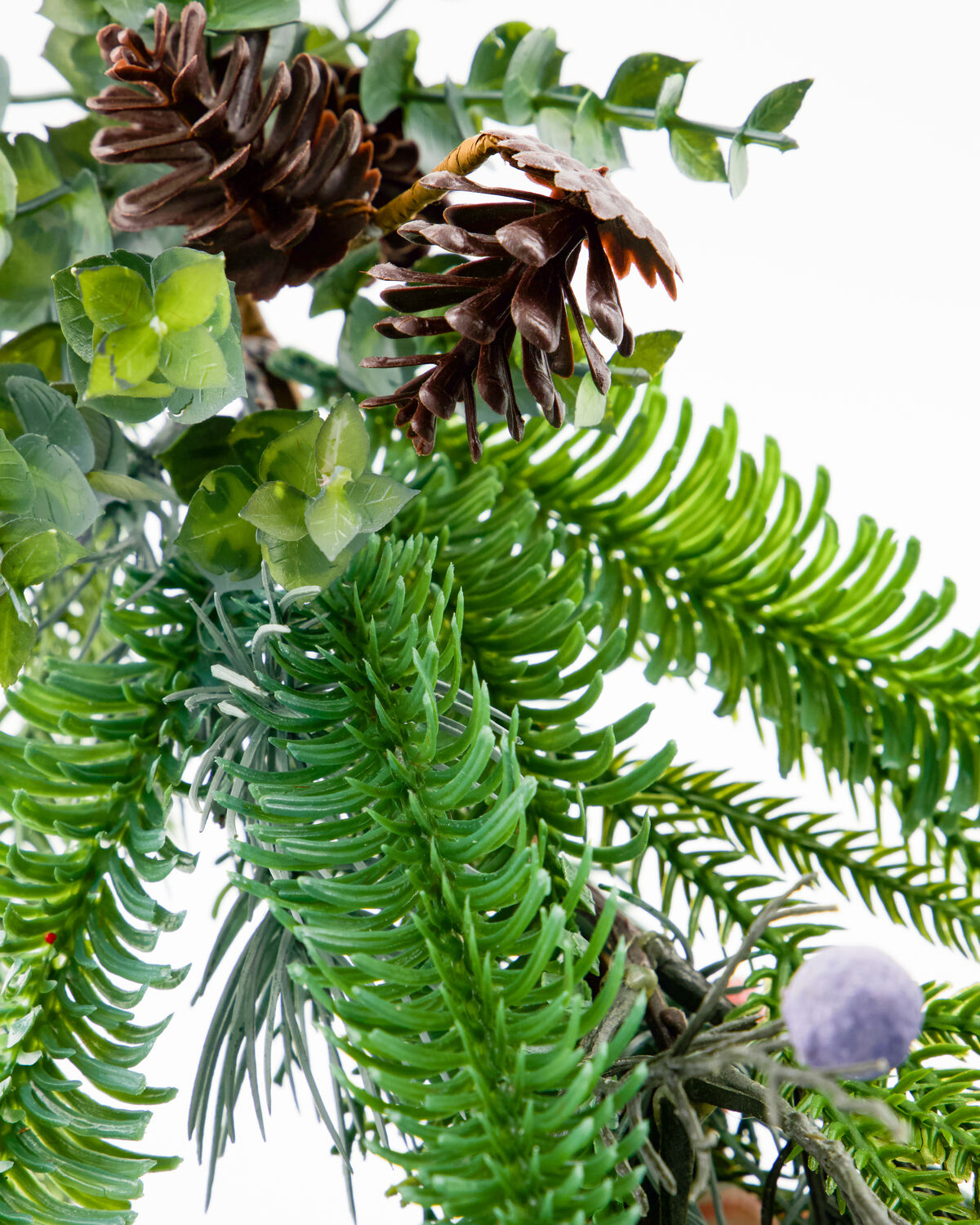 Elegante grüne Girlande von HDDeco, perfekt für stimmungsvolle Weihnachtsdekoration und festliche Anlässe, erhältlich bei KAQTU Design AG.