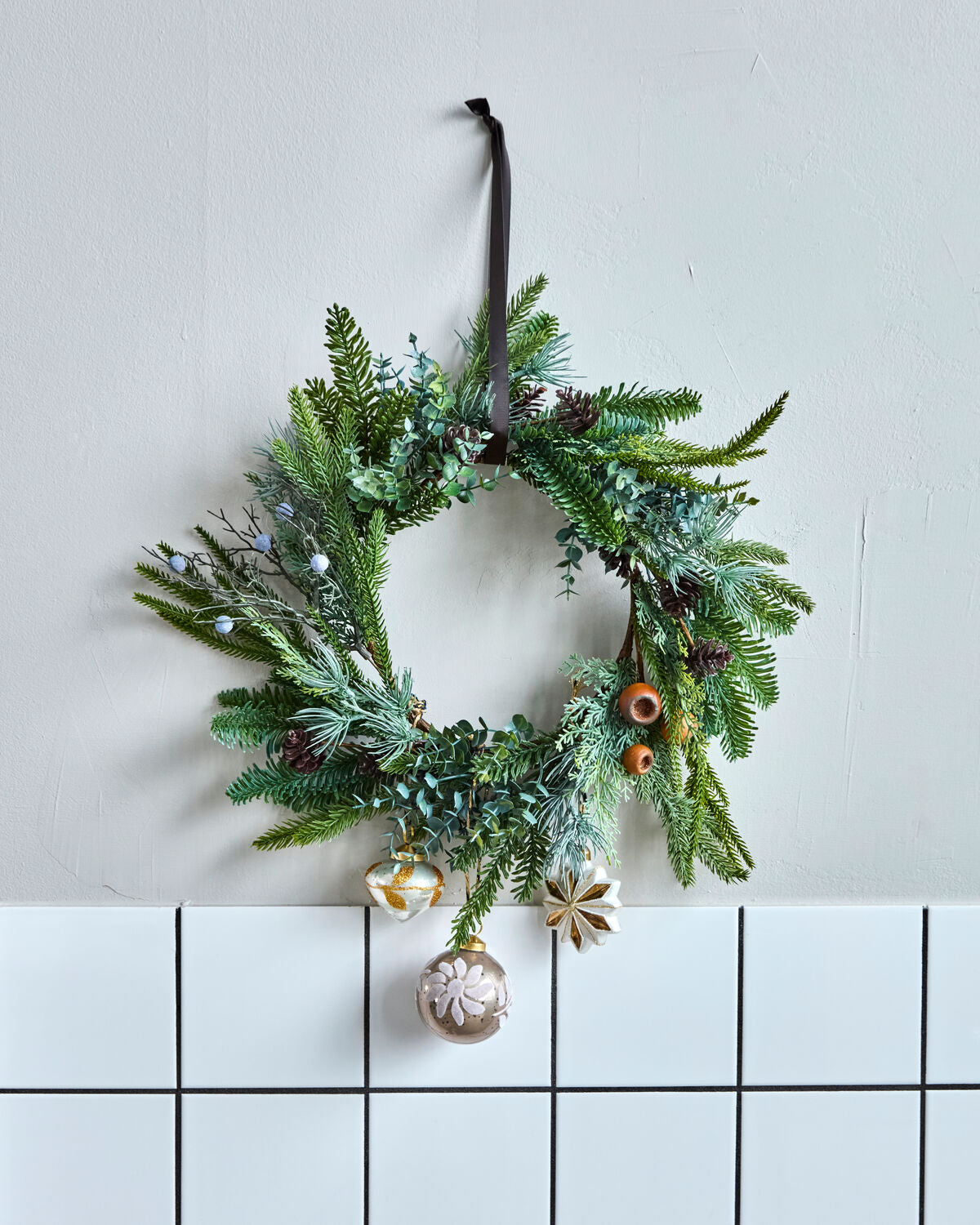 Stilvoller grüner Kranz von HDDeco, perfekt für festliche Anlässe und zur Verschönerung Ihrer Weihnachtsdekoration im Wohnbereich.