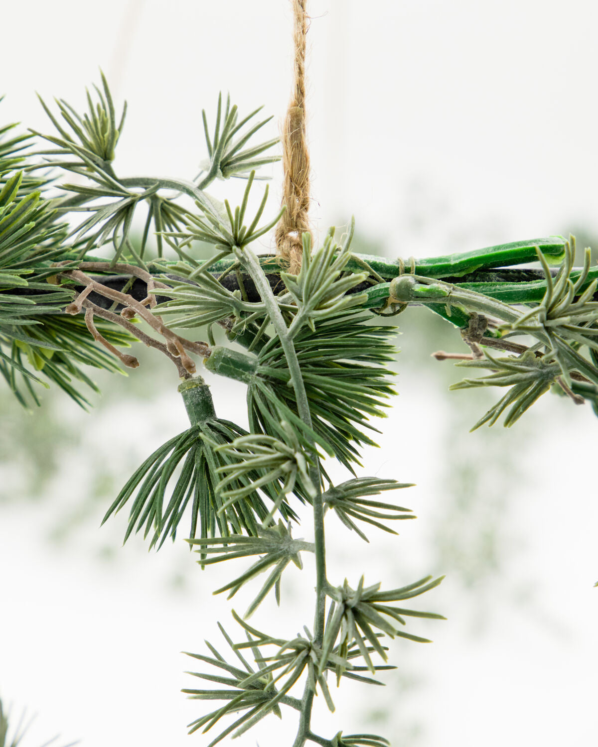 Stilvoller Kranz aus HDPine in sattem Grün, perfekt für die festliche Weihnachtsdekoration und als Blickfang in jedem Raum.