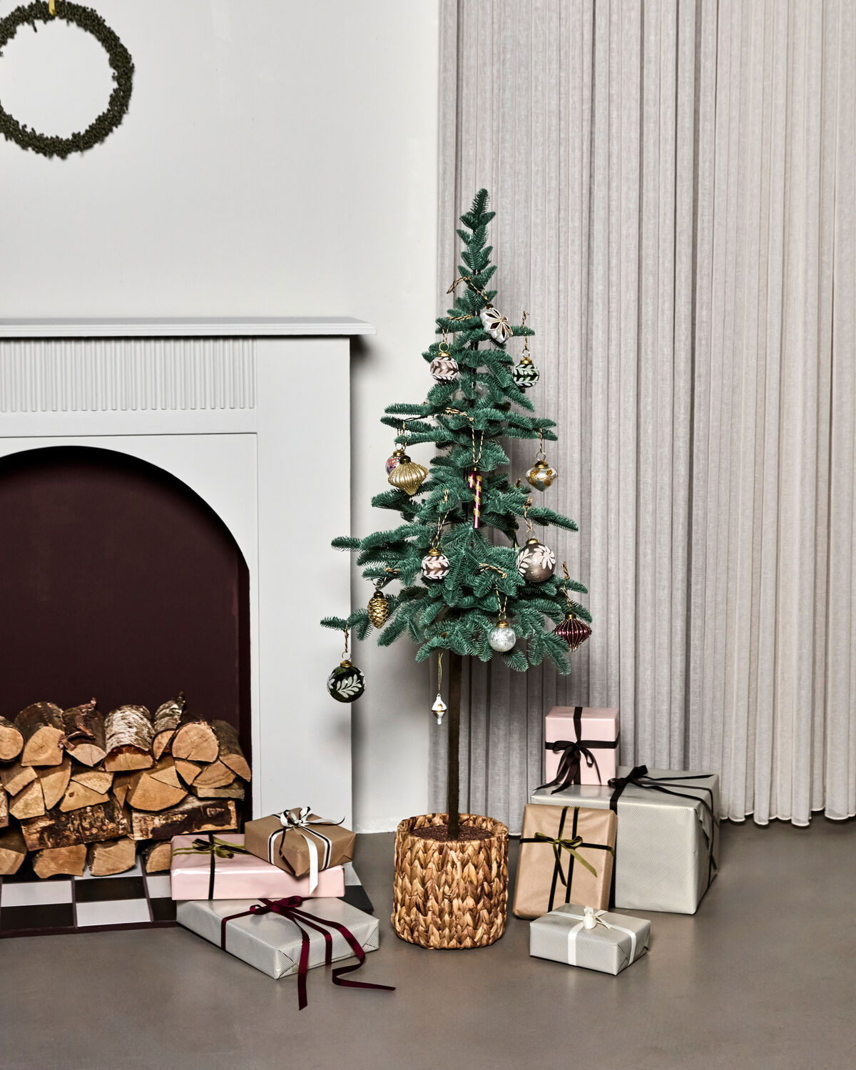 Stilvoller Weihnachtsbaum in sattem Grün aus HDPine von House Doctor, perfekt für festliche Arrangements und eine gemütliche Atmosphäre.