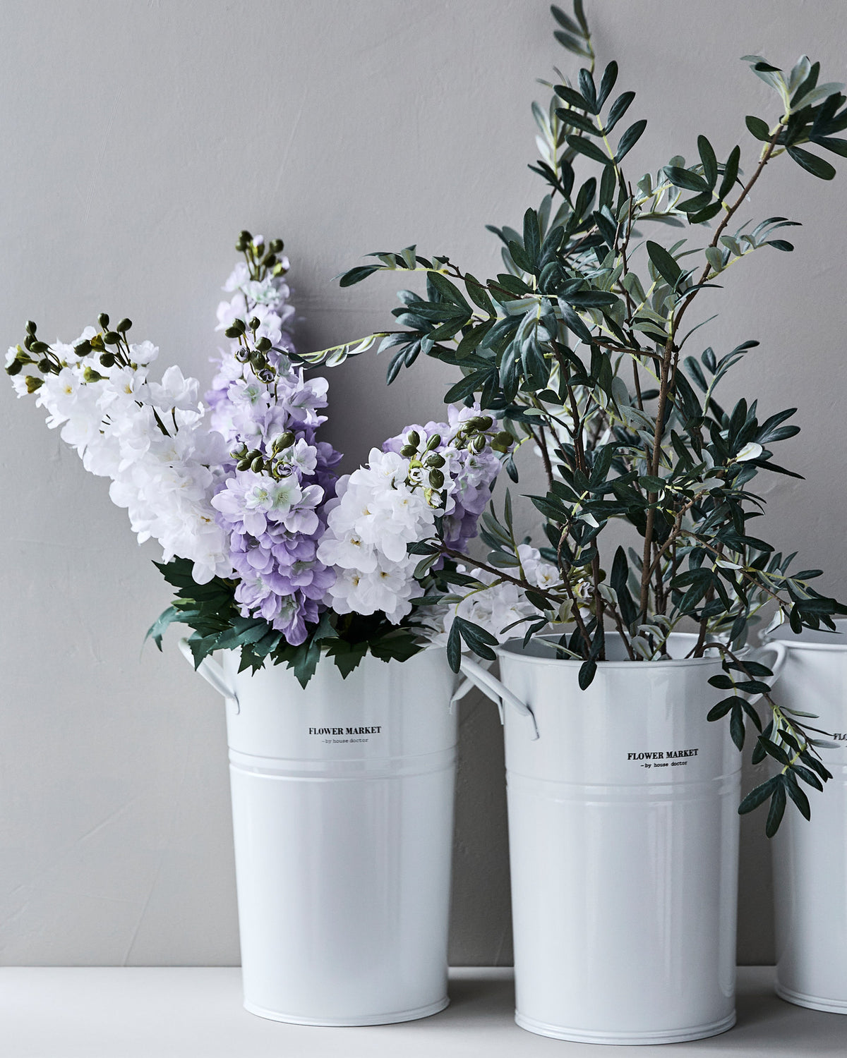 Glänzend weisser Eisen-Blumentopf HDStore von House Doctor in runder Form