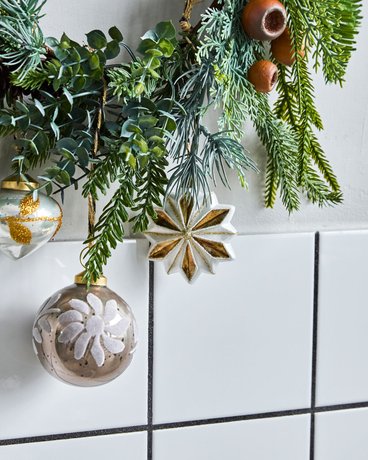 Eleganter Weihnachtsschmuck in Gold und Weiß von HDStella, ideal für festliche Dekorationen und stimmungsvolle Feiertage.