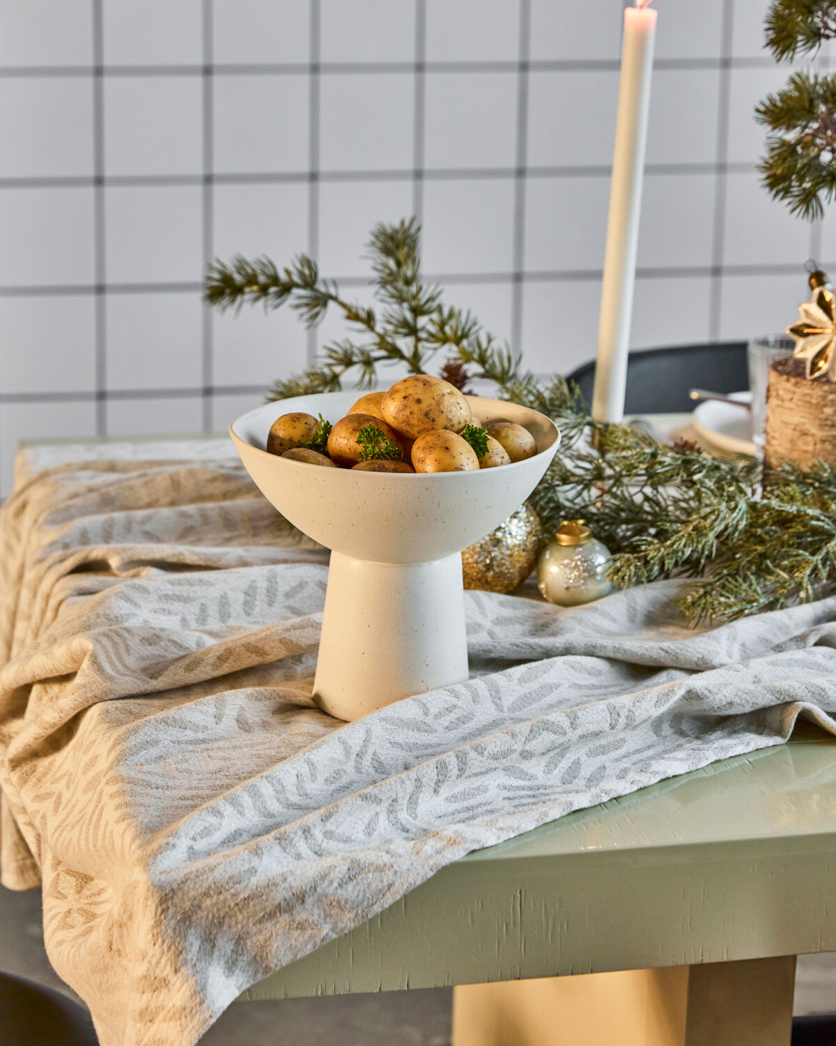 Elegante Servierschale in Off-White von House Doctor, ideal für stilvolle Anlässe und moderne Tischdekoration.