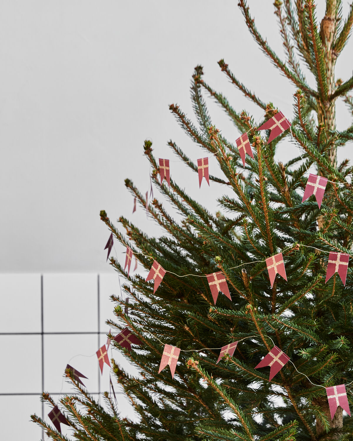 Girlande, HDFlags, Rot, Champagner in Red präsentiert im Onlineshop von KAQTU Design AG. Weihnachtszubehör ist von House Doctor