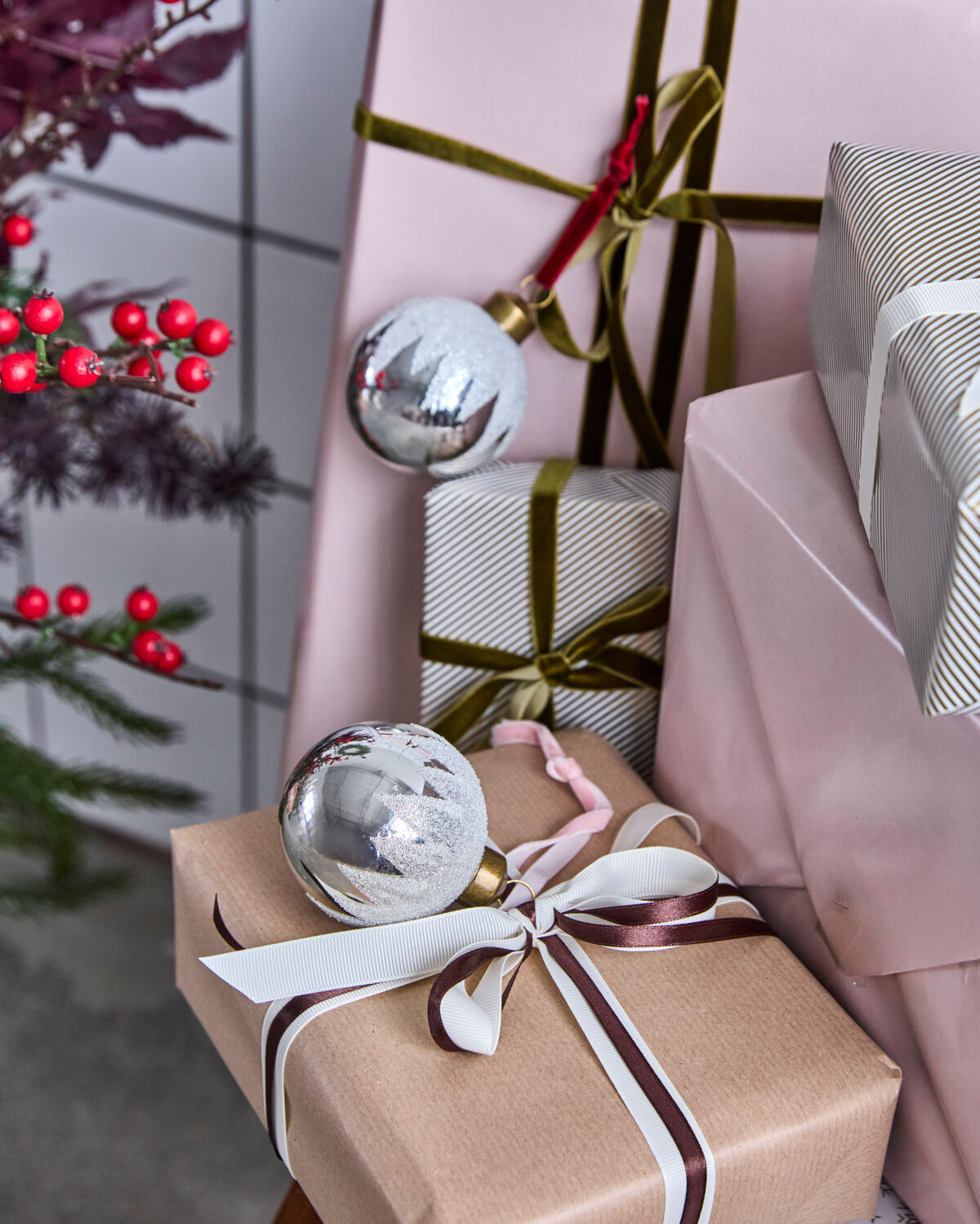 Eleganter silberner Weihnachtsschmuck von House Doctor, ideal für festliche Dekoration und stimmungsvolle Akzente in der Weihnachtszeit.