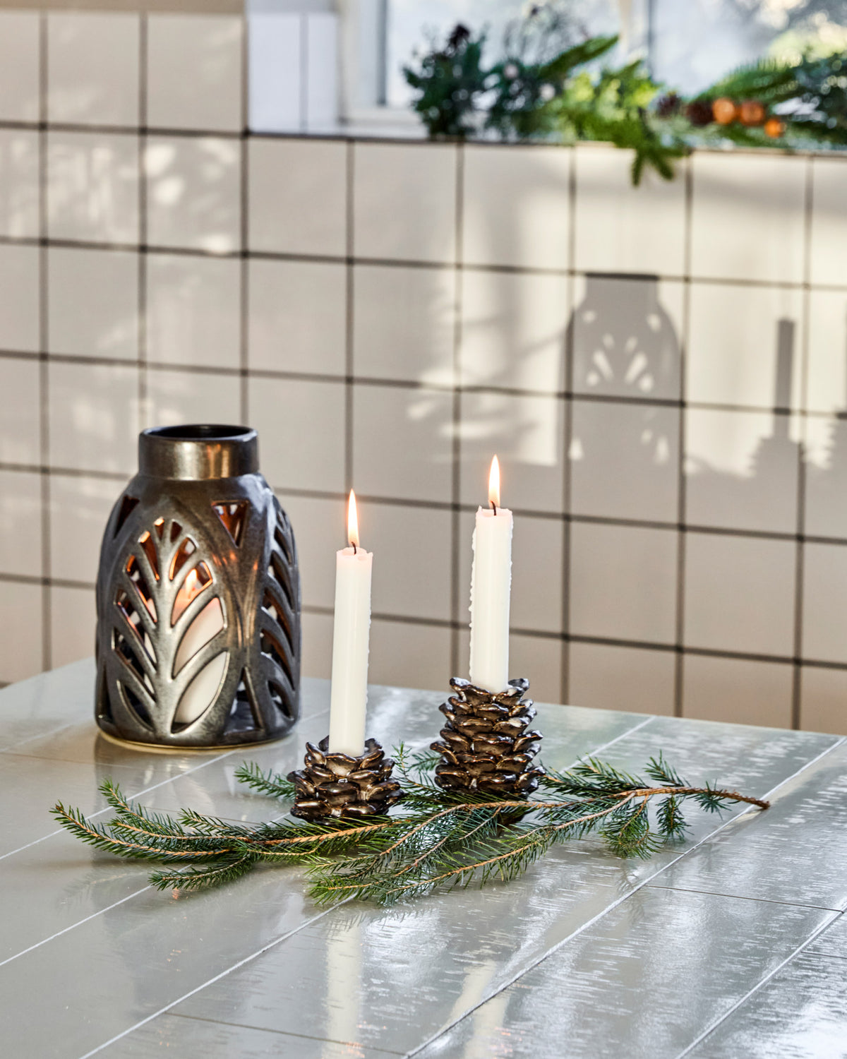 Kegelförmiger Kerzenständer HDCone aus Tonware in Antik-Metall mit strukturierter Oberfläche