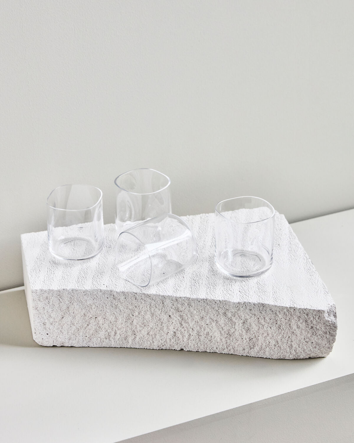 Elegantes, klares Trinkglas von House Doctor, ideal für stilvolle Tischdekoration und den täglichen Gebrauch.