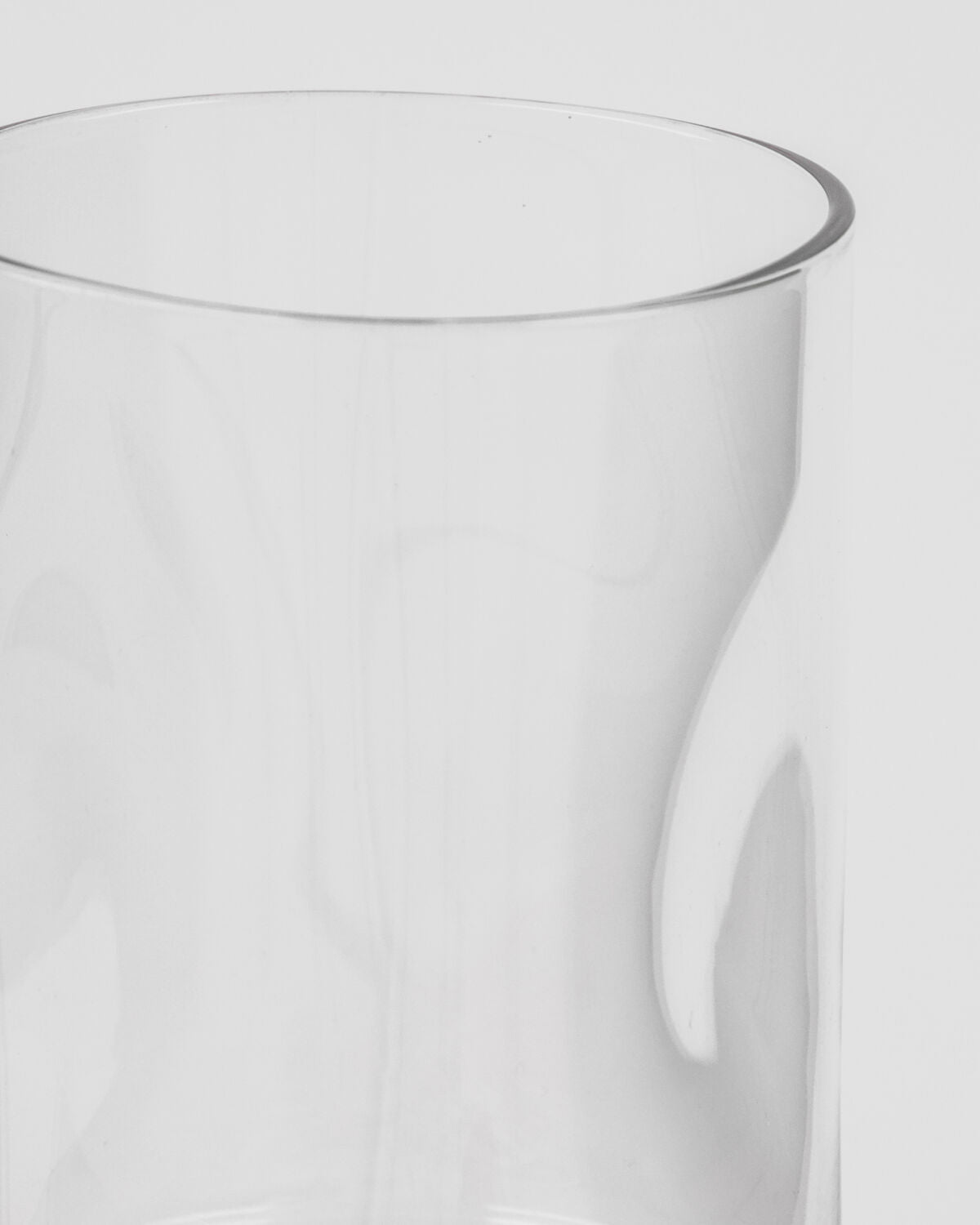 Schlichtes und modernes Weinglas von House Doctor, ideal für festliche Anlässe und den täglichen Gebrauch. Zeitloses Design für jeden Tisch.
