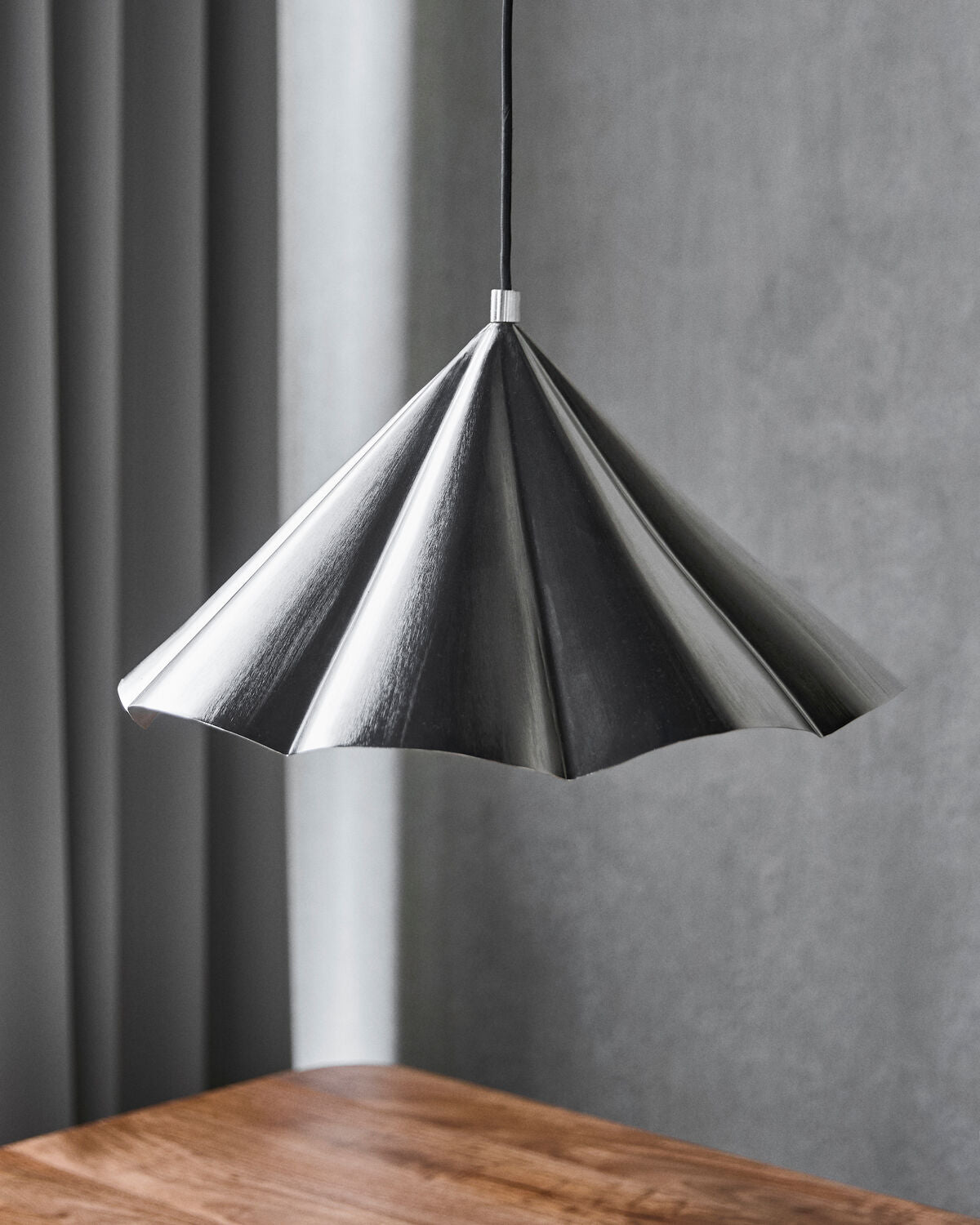 Lampe, HDFlola, Gebürstetes Silber-Finish in Brushed silver finish präsentiert im Onlineshop von KAQTU Design AG. Pendelleuchte ist von House Doctor
