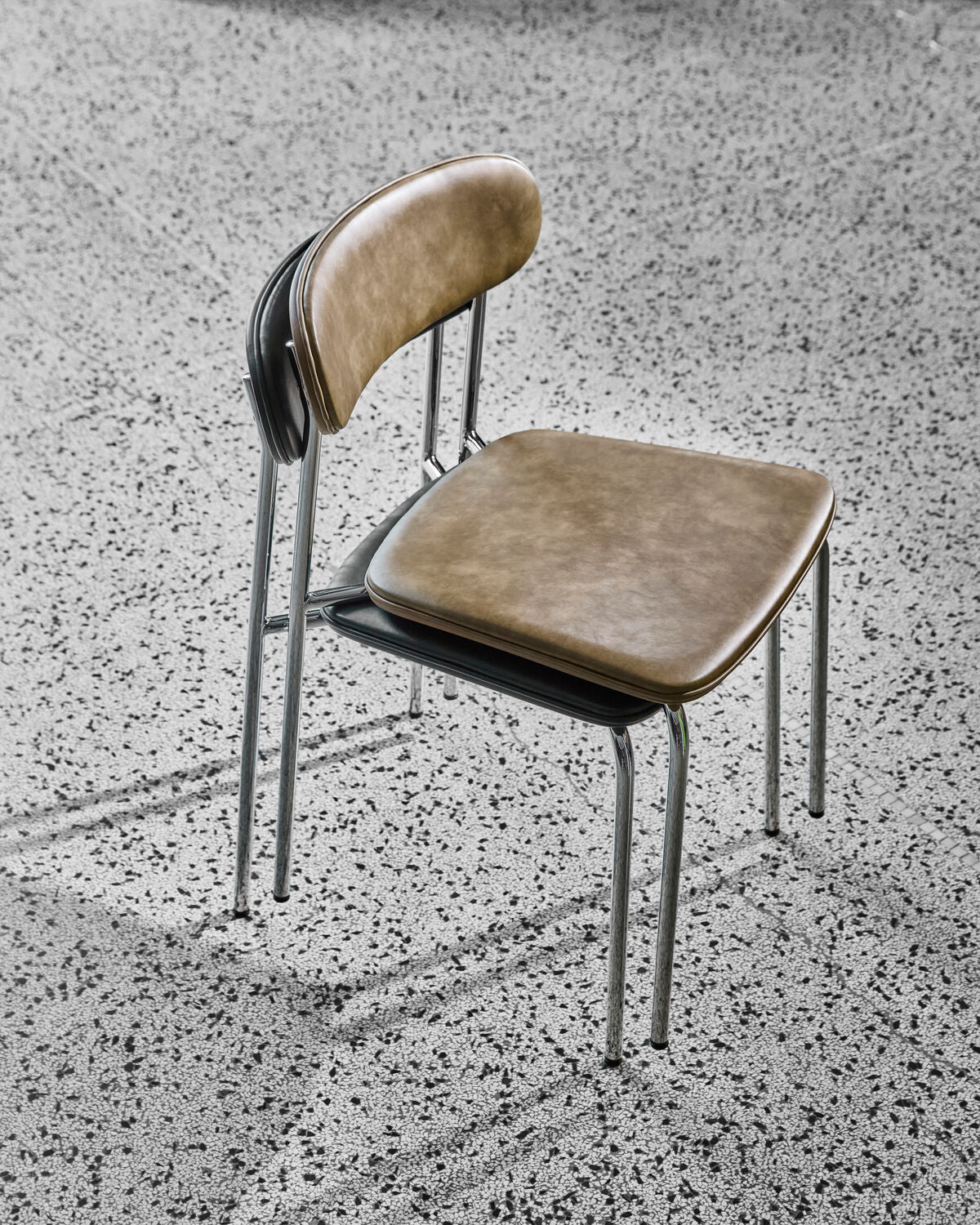 Eleganter Stuhl in Khaki mit verchromtem Gestell, ideal für moderne Wohnräume und stilvolle Akzente.
